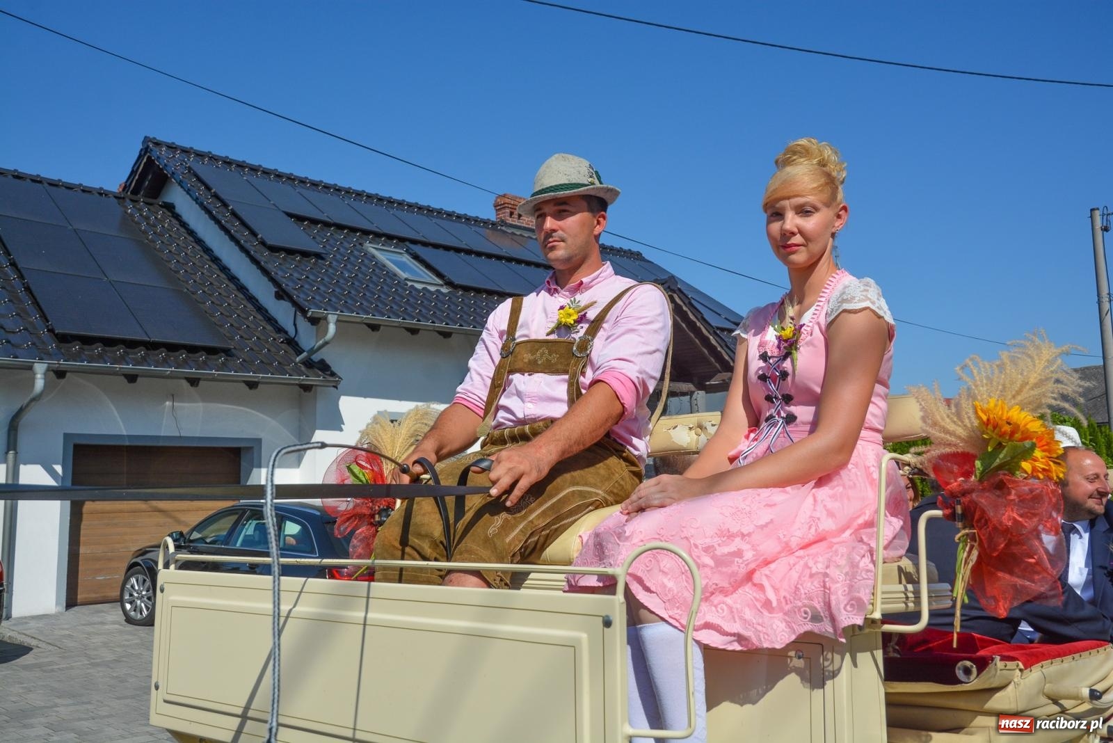 Zdjęcie w galerii na portalu naszraciborz.pl: Bahamas, banany i sołtyska na kole. Dożynki w Pietrowicach Wielkich [FOTO i WIDEO] wiadomości z regionu
