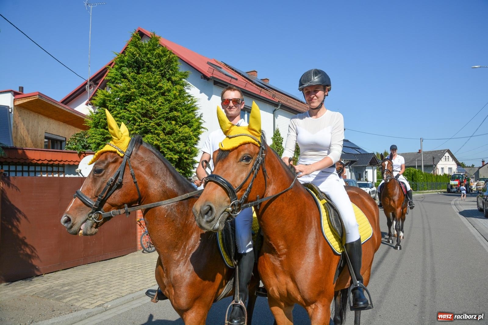 Zdjęcie w galerii na portalu naszraciborz.pl: Bahamas, banany i sołtyska na kole. Dożynki w Pietrowicach Wielkich [FOTO i WIDEO] wiadomości z regionu