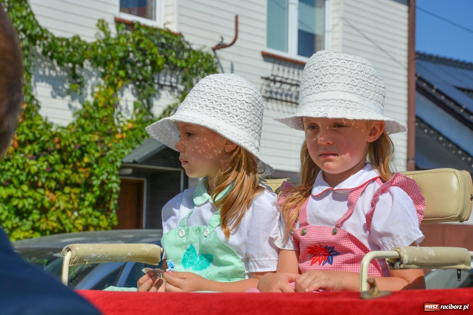Zdjęcie w galerii na portalu naszraciborz.pl: Bahamas, banany i sołtyska na kole. Dożynki w Pietrowicach Wielkich [FOTO i WIDEO] wiadomości z regionu