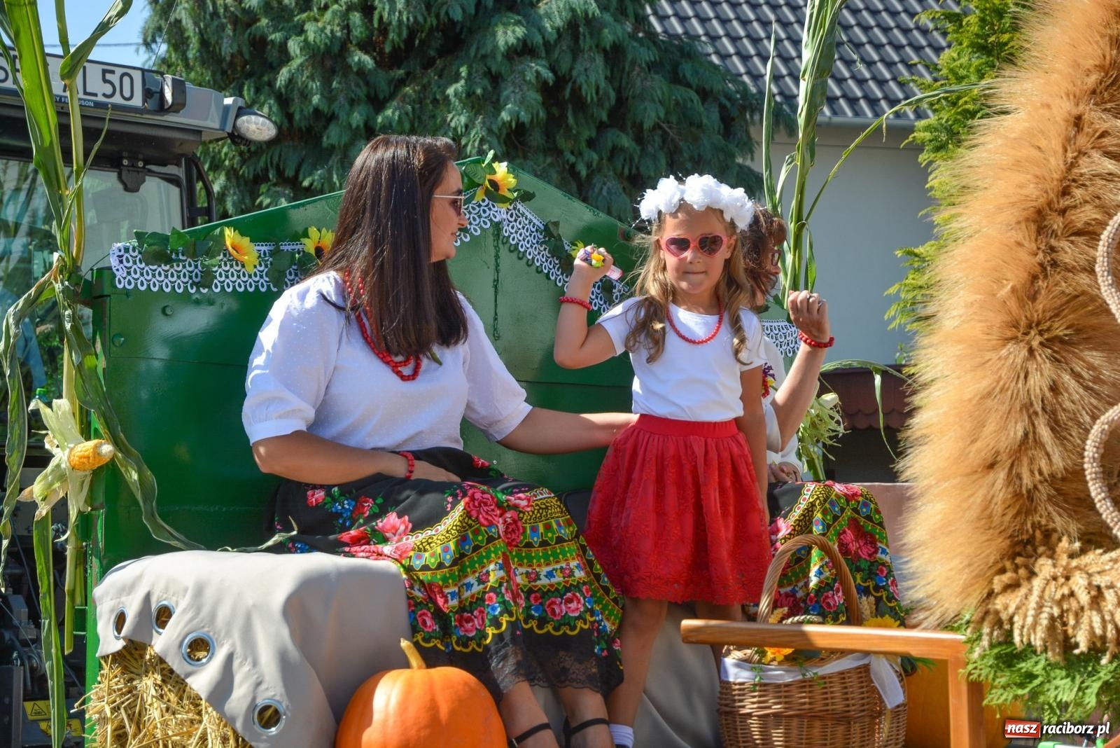 Zdjęcie w galerii na portalu naszraciborz.pl: Bahamas, banany i sołtyska na kole. Dożynki w Pietrowicach Wielkich [FOTO i WIDEO] wiadomości z regionu