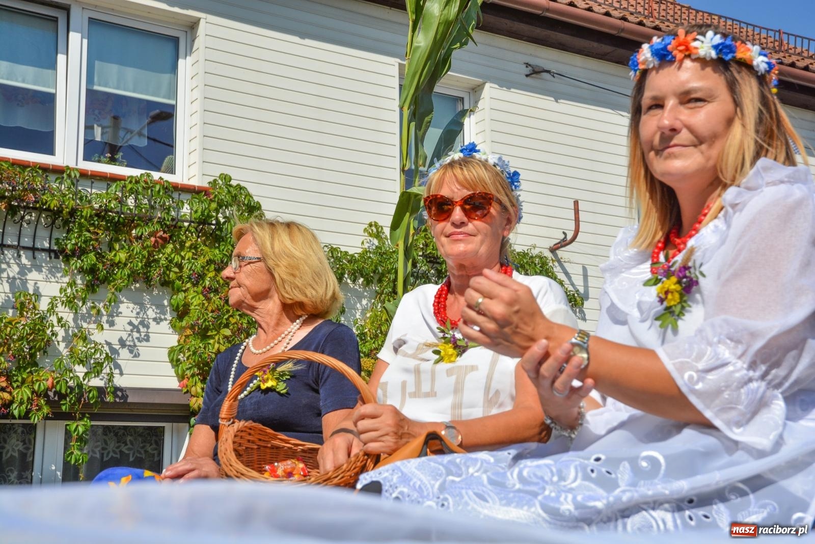 Zdjęcie w galerii na portalu naszraciborz.pl: Bahamas, banany i sołtyska na kole. Dożynki w Pietrowicach Wielkich [FOTO i WIDEO] wiadomości z regionu