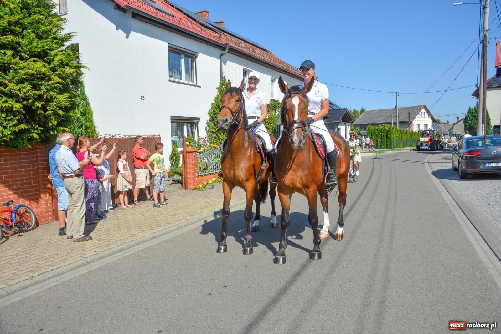 Zdjęcie w galerii na portalu naszraciborz.pl: Bahamas, banany i sołtyska na kole. Dożynki w Pietrowicach Wielkich [FOTO i WIDEO] wiadomości z regionu