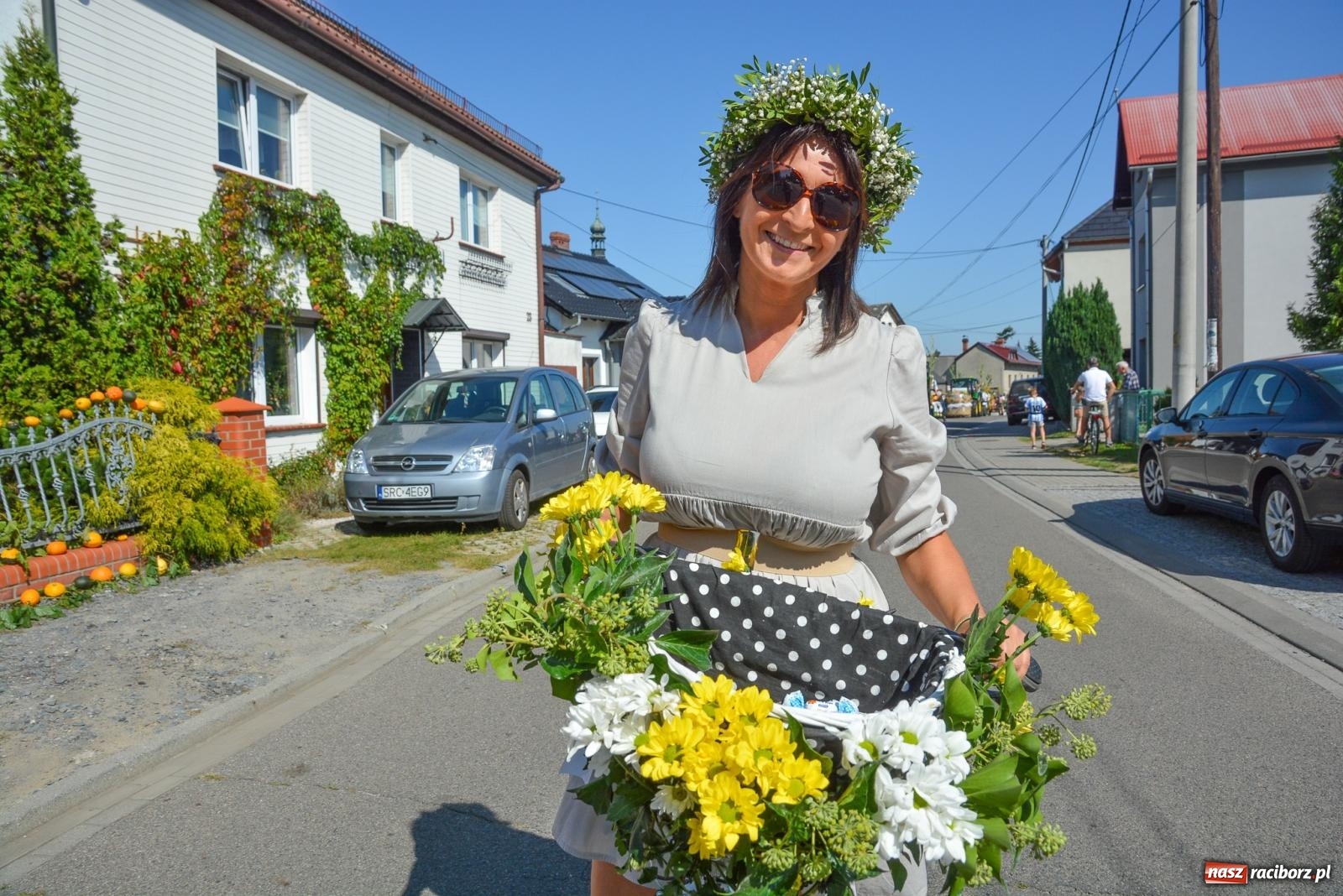 Zdjęcie w galerii na portalu naszraciborz.pl: Bahamas, banany i sołtyska na kole. Dożynki w Pietrowicach Wielkich [FOTO i WIDEO] wiadomości z regionu