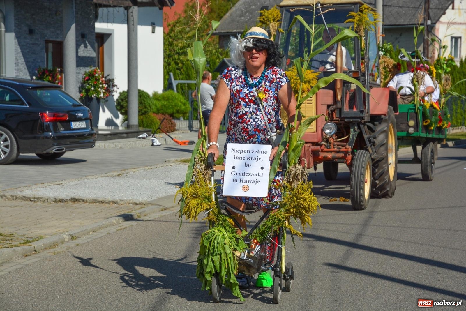 Zdjęcie w galerii na portalu naszraciborz.pl: Bahamas, banany i sołtyska na kole. Dożynki w Pietrowicach Wielkich [FOTO i WIDEO] wiadomości z regionu