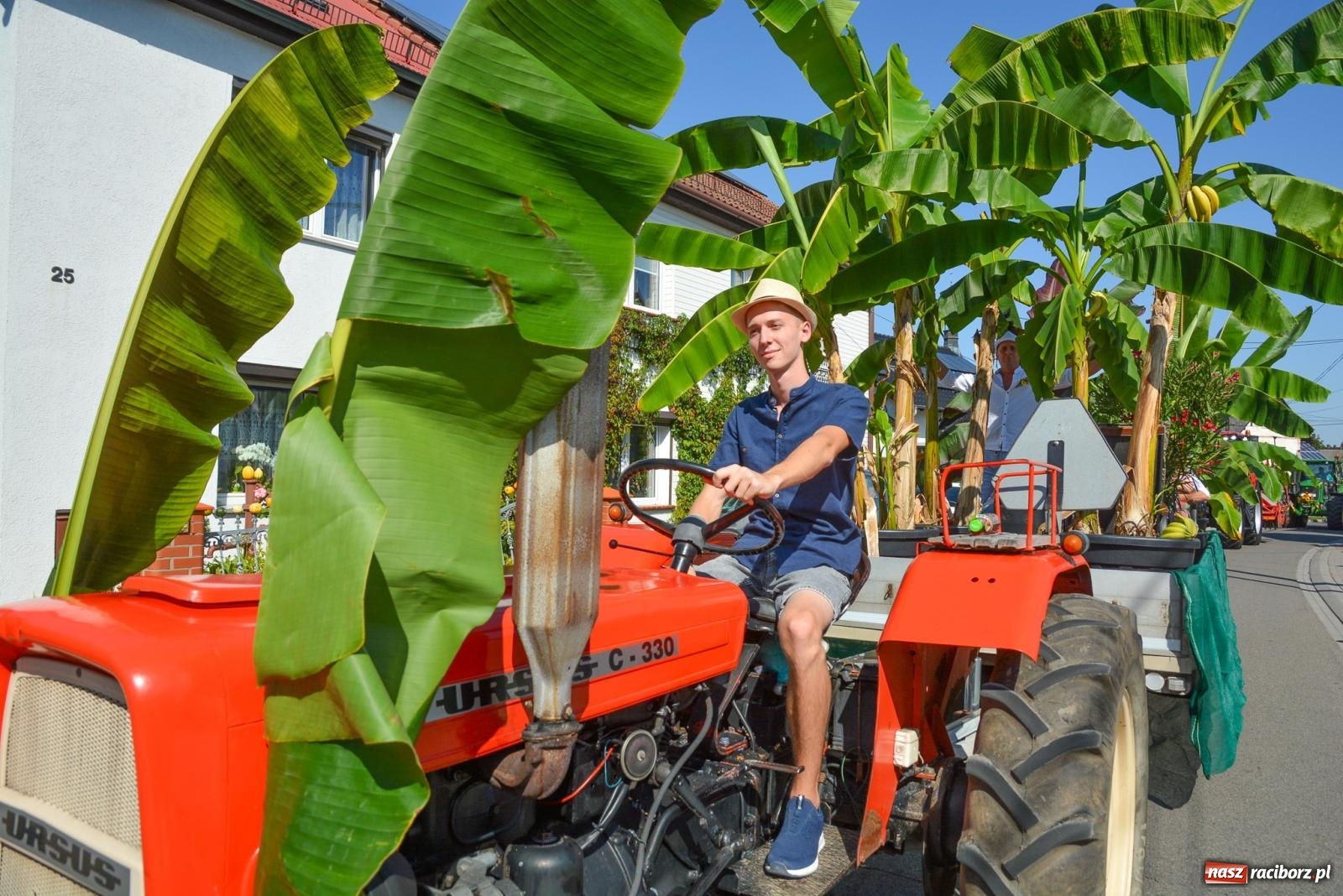 Zdjęcie w galerii na portalu naszraciborz.pl: Bahamas, banany i sołtyska na kole. Dożynki w Pietrowicach Wielkich [FOTO i WIDEO] wiadomości z regionu