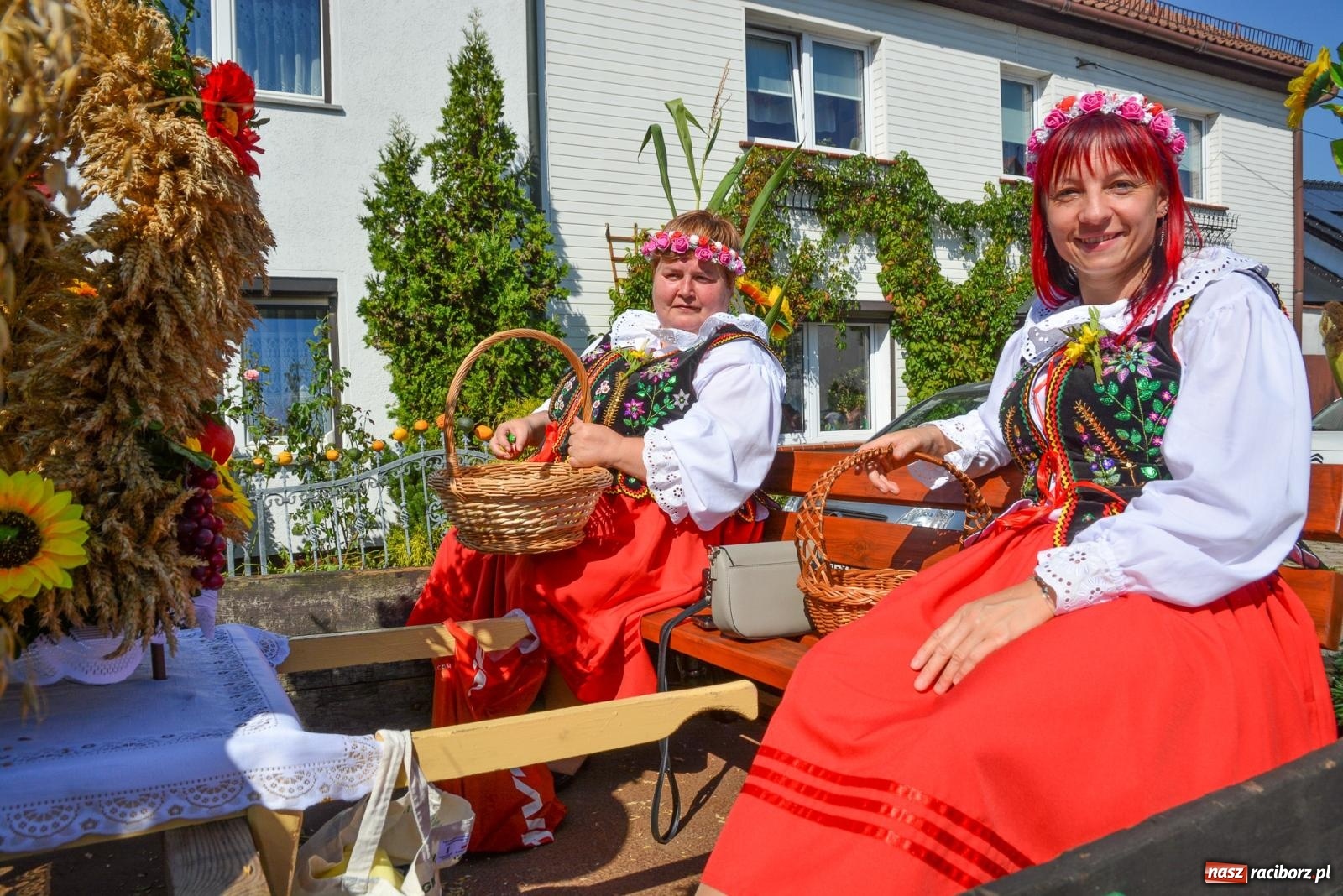 Zdjęcie w galerii na portalu naszraciborz.pl: Bahamas, banany i sołtyska na kole. Dożynki w Pietrowicach Wielkich [FOTO i WIDEO] wiadomości z regionu