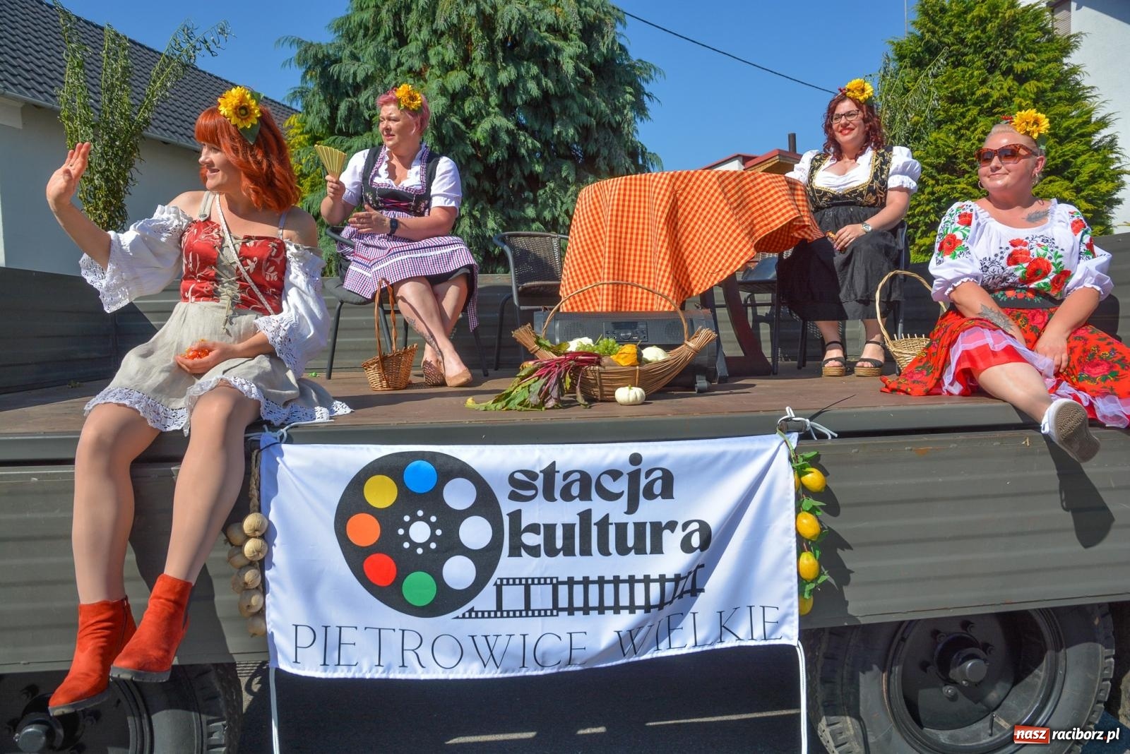 Zdjęcie w galerii na portalu naszraciborz.pl: Bahamas, banany i sołtyska na kole. Dożynki w Pietrowicach Wielkich [FOTO i WIDEO] wiadomości z regionu