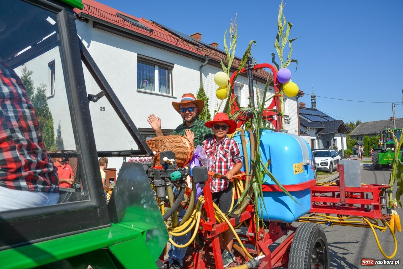 Zdjęcie w galerii na portalu naszraciborz.pl: Bahamas, banany i sołtyska na kole. Dożynki w Pietrowicach Wielkich [FOTO i WIDEO] wiadomości z regionu
