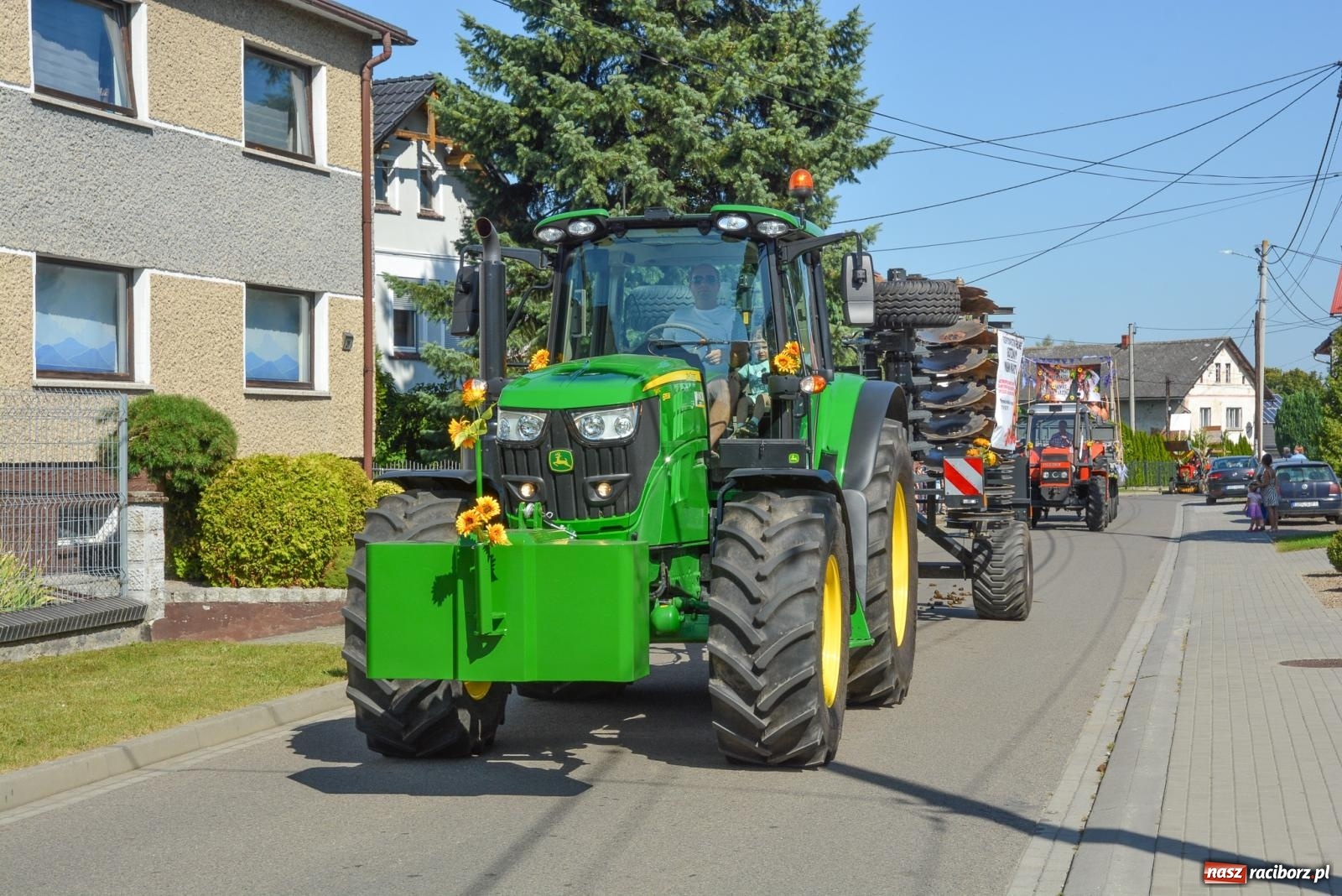 Zdjęcie w galerii na portalu naszraciborz.pl: Bahamas, banany i sołtyska na kole. Dożynki w Pietrowicach Wielkich [FOTO i WIDEO] wiadomości z regionu