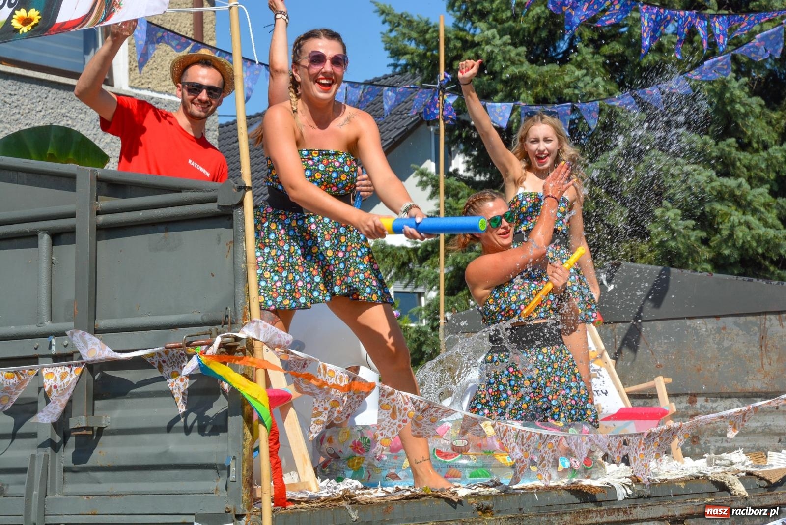 Zdjęcie w galerii na portalu naszraciborz.pl: Bahamas, banany i sołtyska na kole. Dożynki w Pietrowicach Wielkich [FOTO i WIDEO] wiadomości z regionu