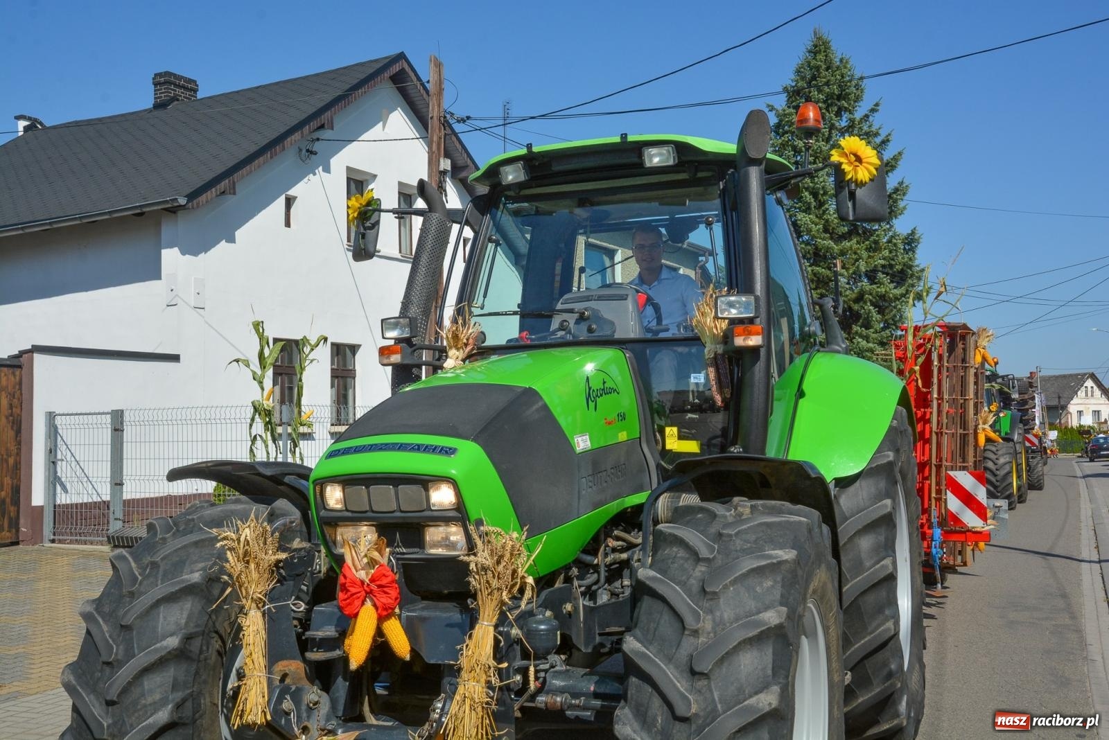 Zdjęcie w galerii na portalu naszraciborz.pl: Bahamas, banany i sołtyska na kole. Dożynki w Pietrowicach Wielkich [FOTO i WIDEO] wiadomości z regionu
