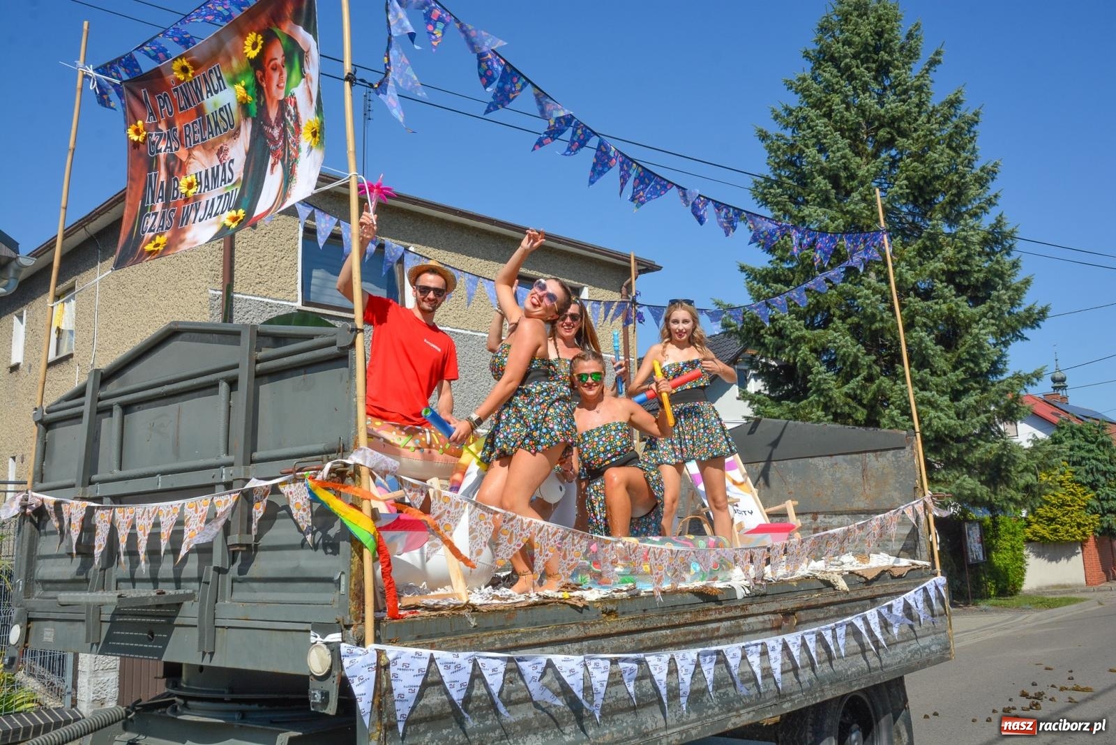 Zdjęcie w galerii na portalu naszraciborz.pl: Bahamas, banany i sołtyska na kole. Dożynki w Pietrowicach Wielkich [FOTO i WIDEO] wiadomości z regionu