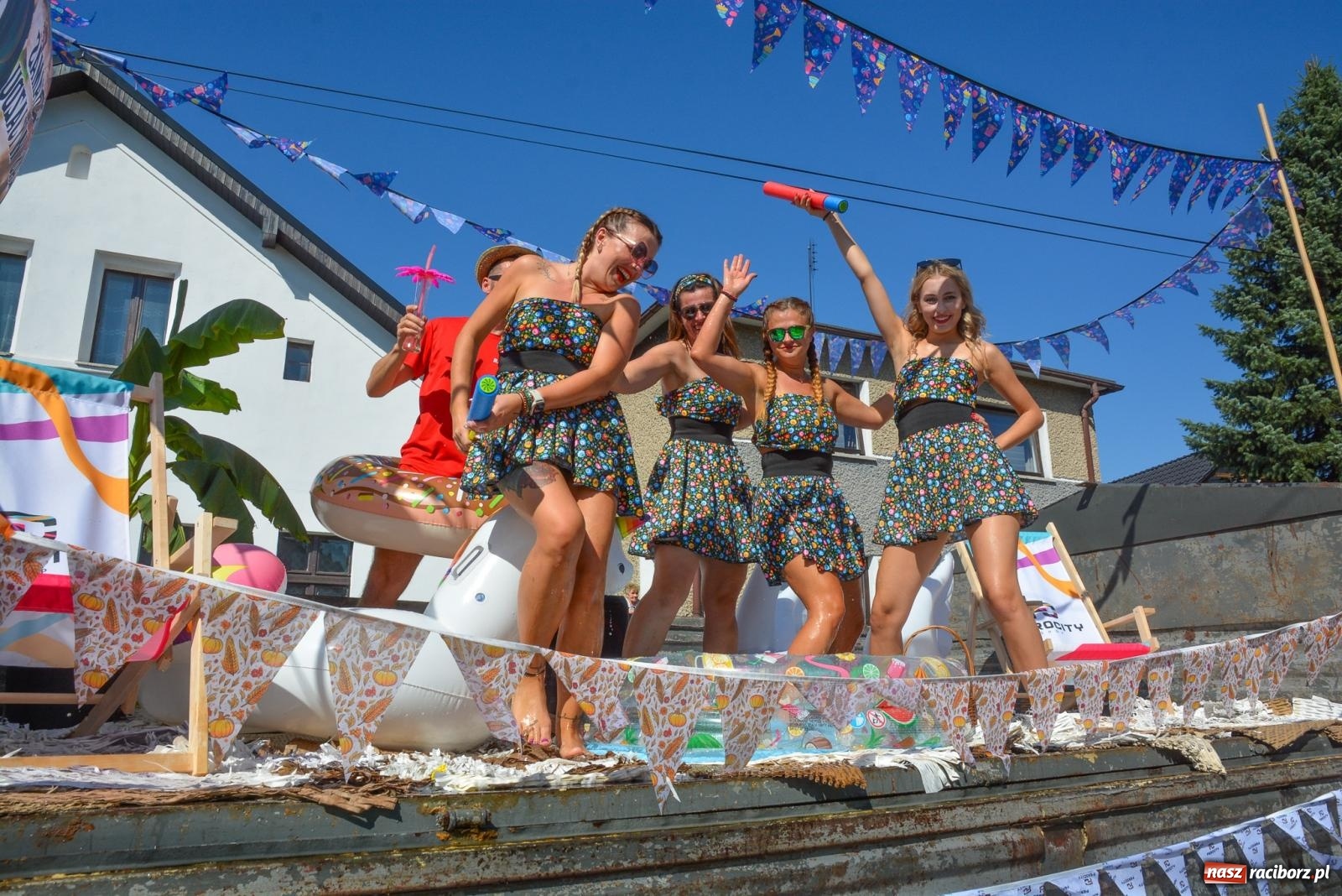 Zdjęcie w galerii na portalu naszraciborz.pl: Bahamas, banany i sołtyska na kole. Dożynki w Pietrowicach Wielkich [FOTO i WIDEO] wiadomości z regionu