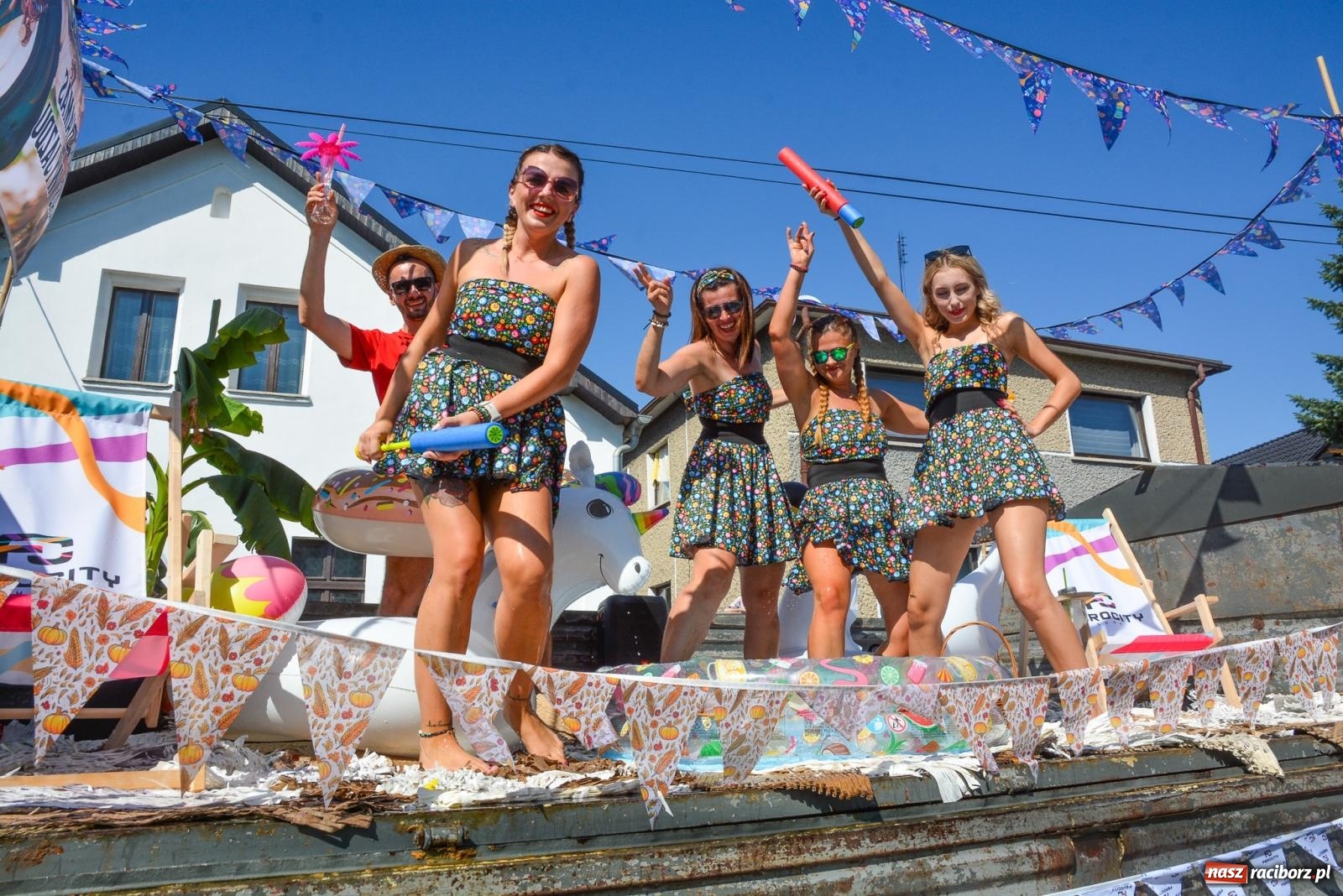 Zdjęcie w galerii na portalu naszraciborz.pl: Bahamas, banany i sołtyska na kole. Dożynki w Pietrowicach Wielkich [FOTO i WIDEO] wiadomości z regionu
