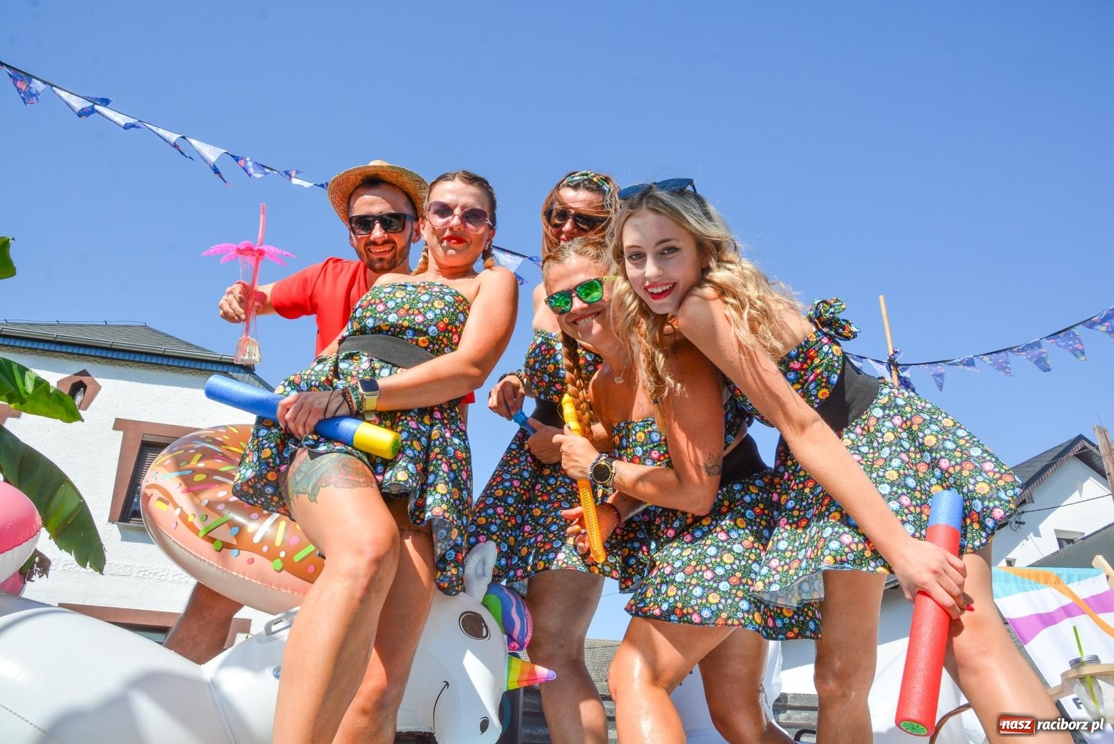 Zdjęcie w galerii na portalu naszraciborz.pl: Bahamas, banany i sołtyska na kole. Dożynki w Pietrowicach Wielkich [FOTO i WIDEO] wiadomości z regionu