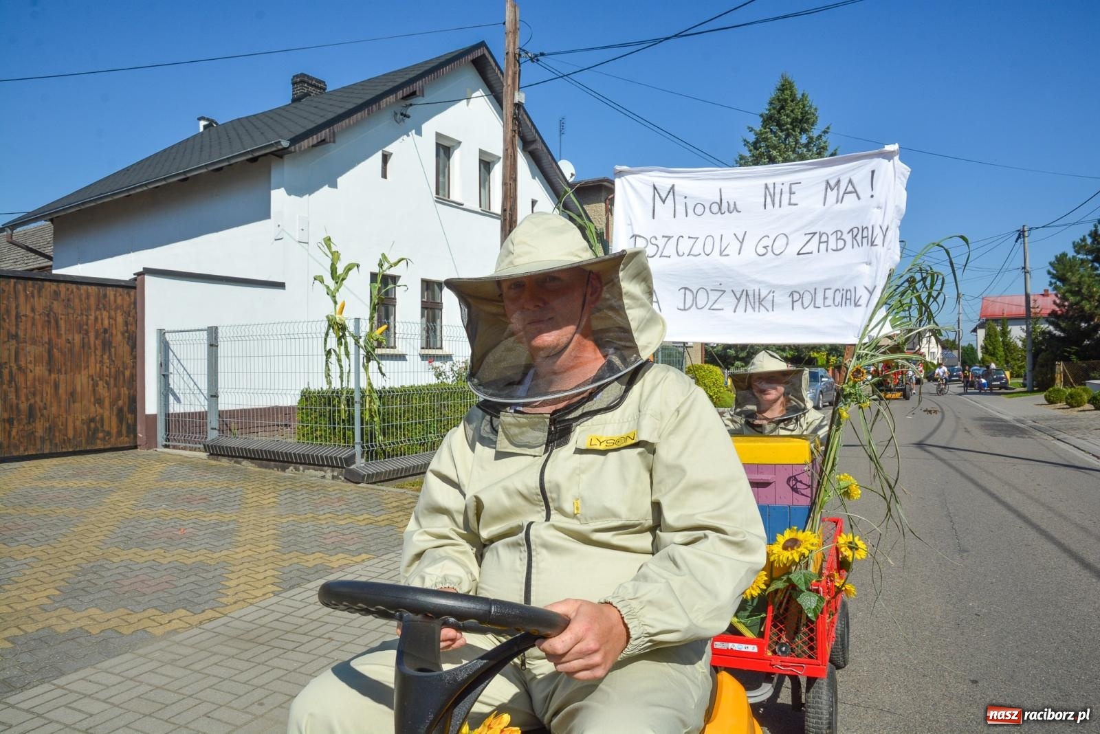 Zdjęcie w galerii na portalu naszraciborz.pl: Bahamas, banany i sołtyska na kole. Dożynki w Pietrowicach Wielkich [FOTO i WIDEO] wiadomości z regionu