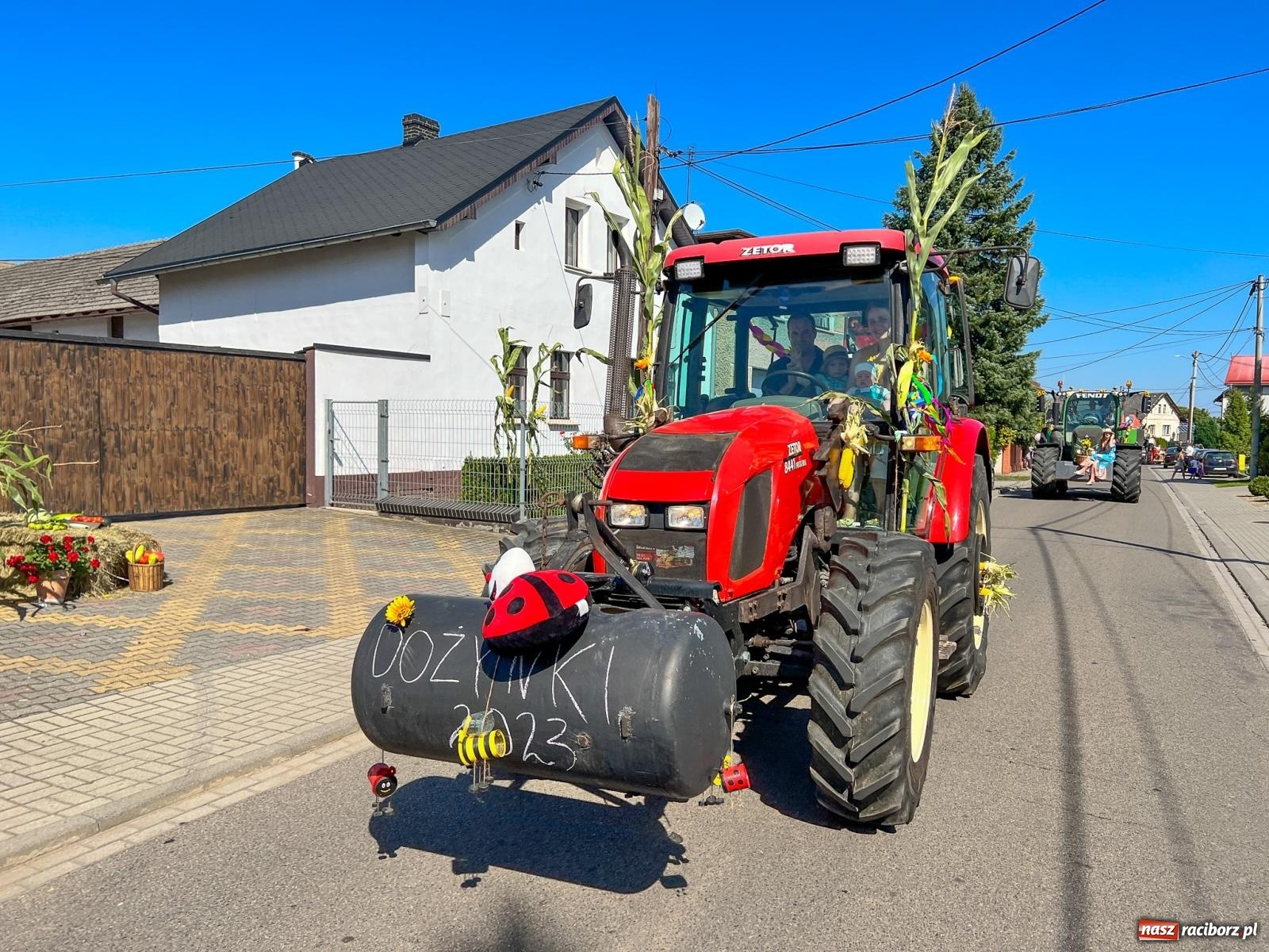 Zdjęcie w galerii na portalu naszraciborz.pl: Bahamas, banany i sołtyska na kole. Dożynki w Pietrowicach Wielkich [FOTO i WIDEO] wiadomości z regionu