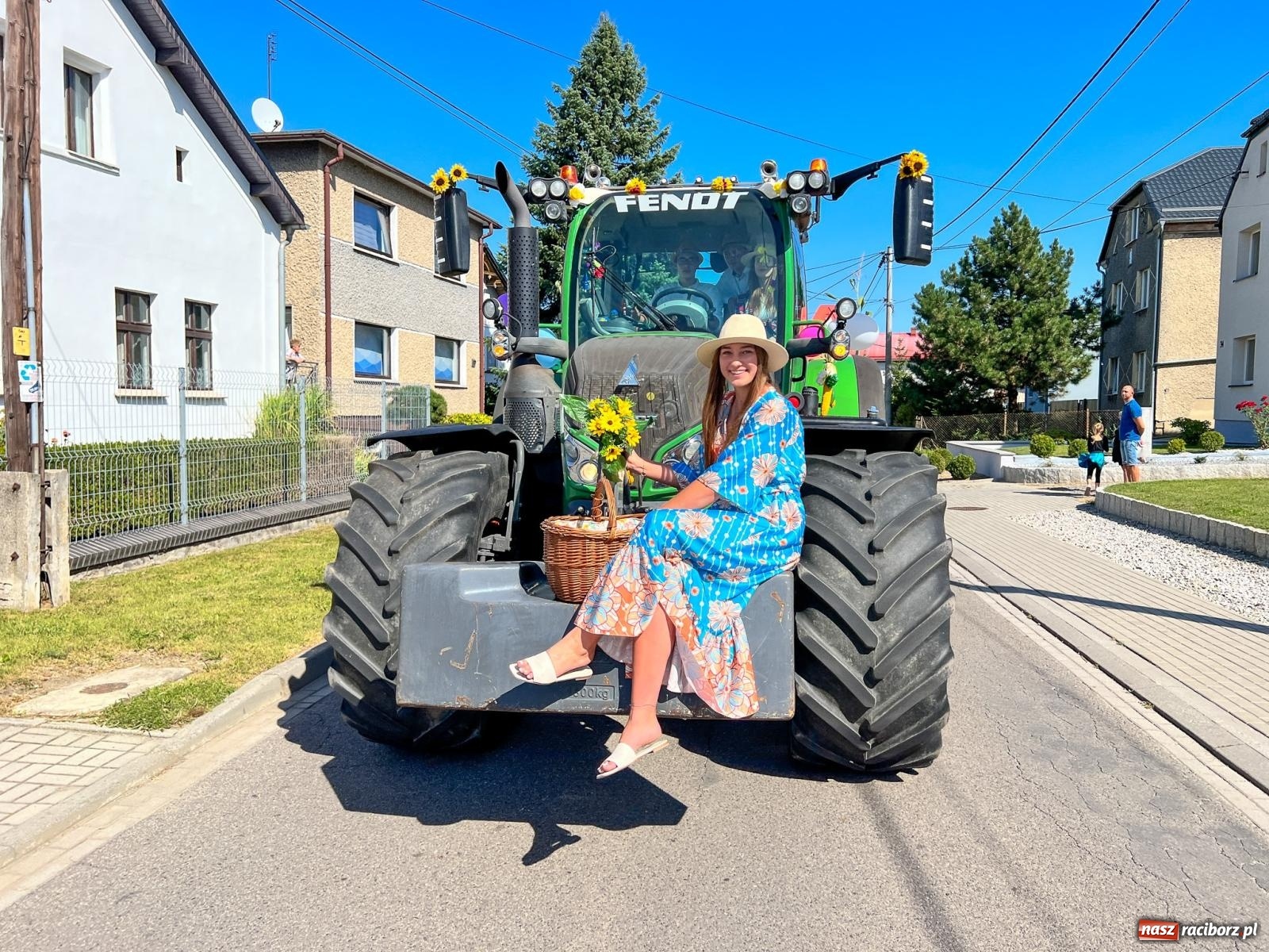 Zdjęcie w galerii na portalu naszraciborz.pl: Bahamas, banany i sołtyska na kole. Dożynki w Pietrowicach Wielkich [FOTO i WIDEO] wiadomości z regionu
