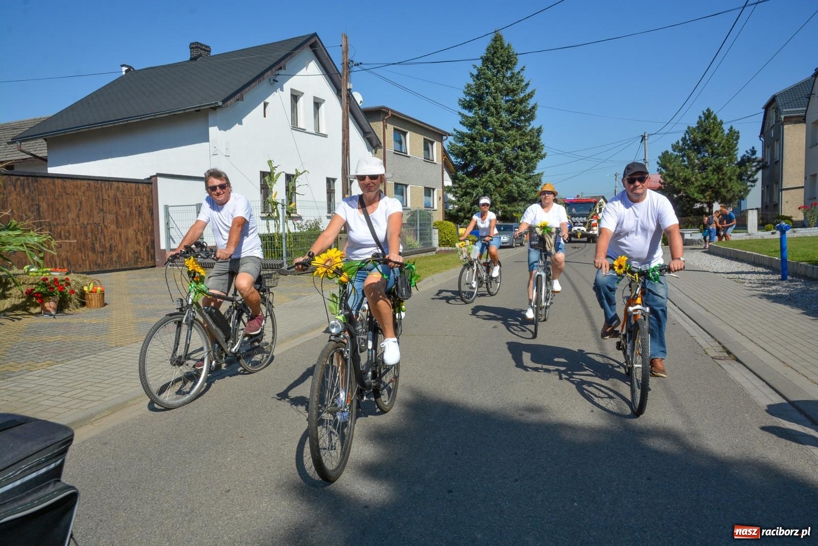 Zdjęcie w galerii na portalu naszraciborz.pl: Bahamas, banany i sołtyska na kole. Dożynki w Pietrowicach Wielkich [FOTO i WIDEO] wiadomości z regionu