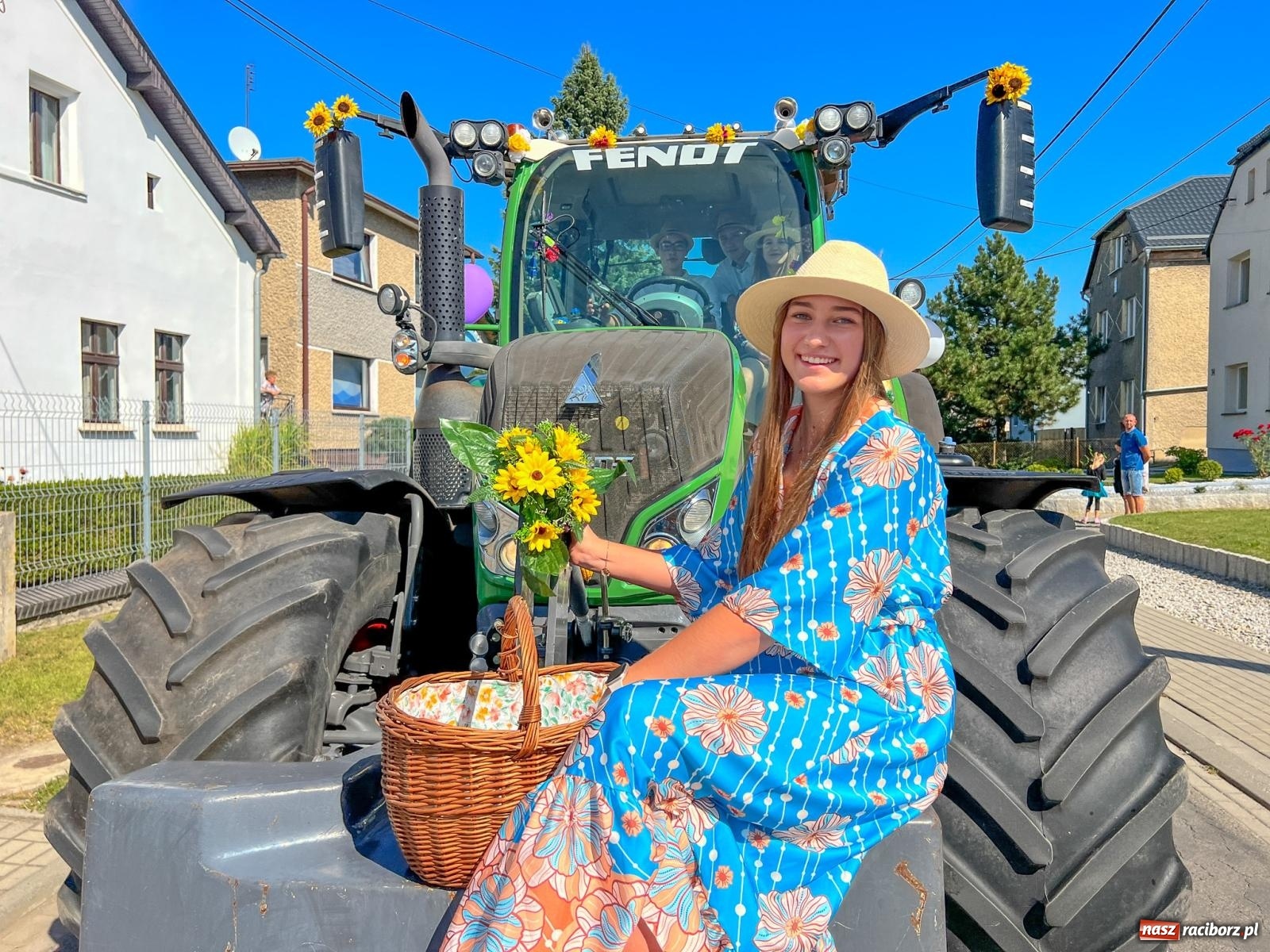 Zdjęcie w galerii na portalu naszraciborz.pl: Bahamas, banany i sołtyska na kole. Dożynki w Pietrowicach Wielkich [FOTO i WIDEO] wiadomości z regionu