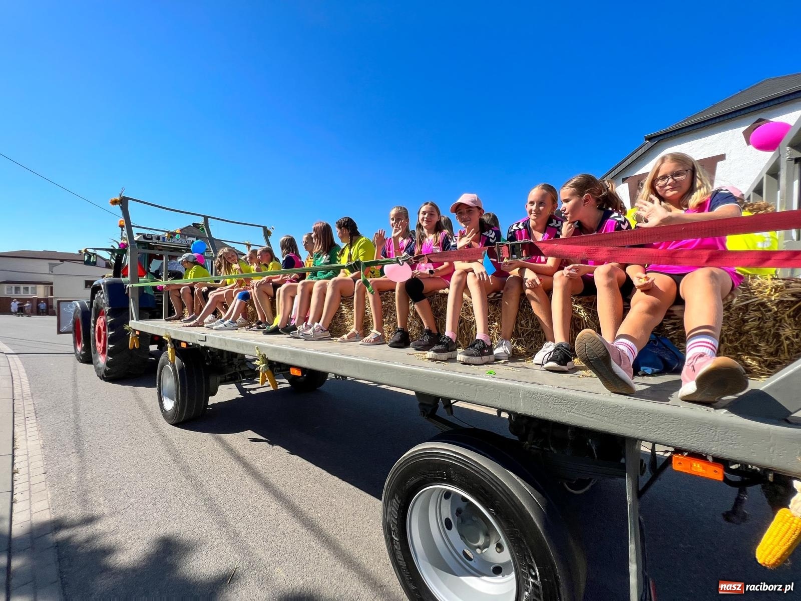 Zdjęcie w galerii na portalu naszraciborz.pl: Bahamas, banany i sołtyska na kole. Dożynki w Pietrowicach Wielkich [FOTO i WIDEO] wiadomości z regionu