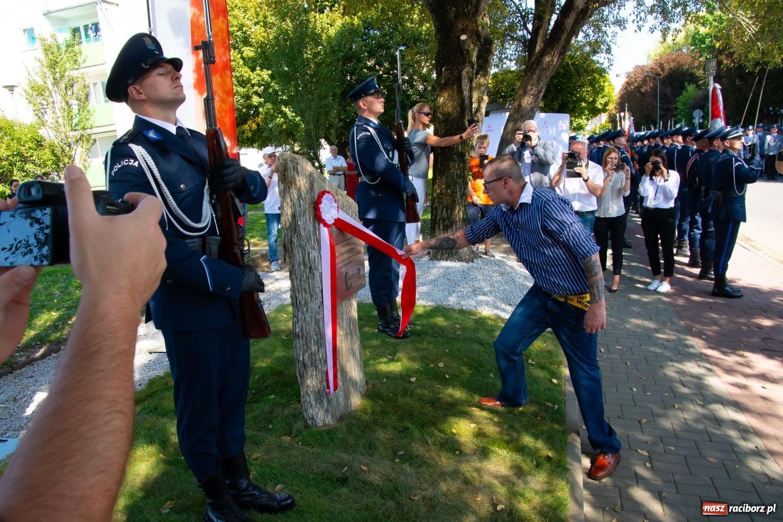 Zdjęcie w galerii na portalu naszraciborz.pl: Odsłonięto obelisk upamiętniający śp. aspiranta Michała Kędzierskiego [FOTO i WIDEO] wiadomości z regionu