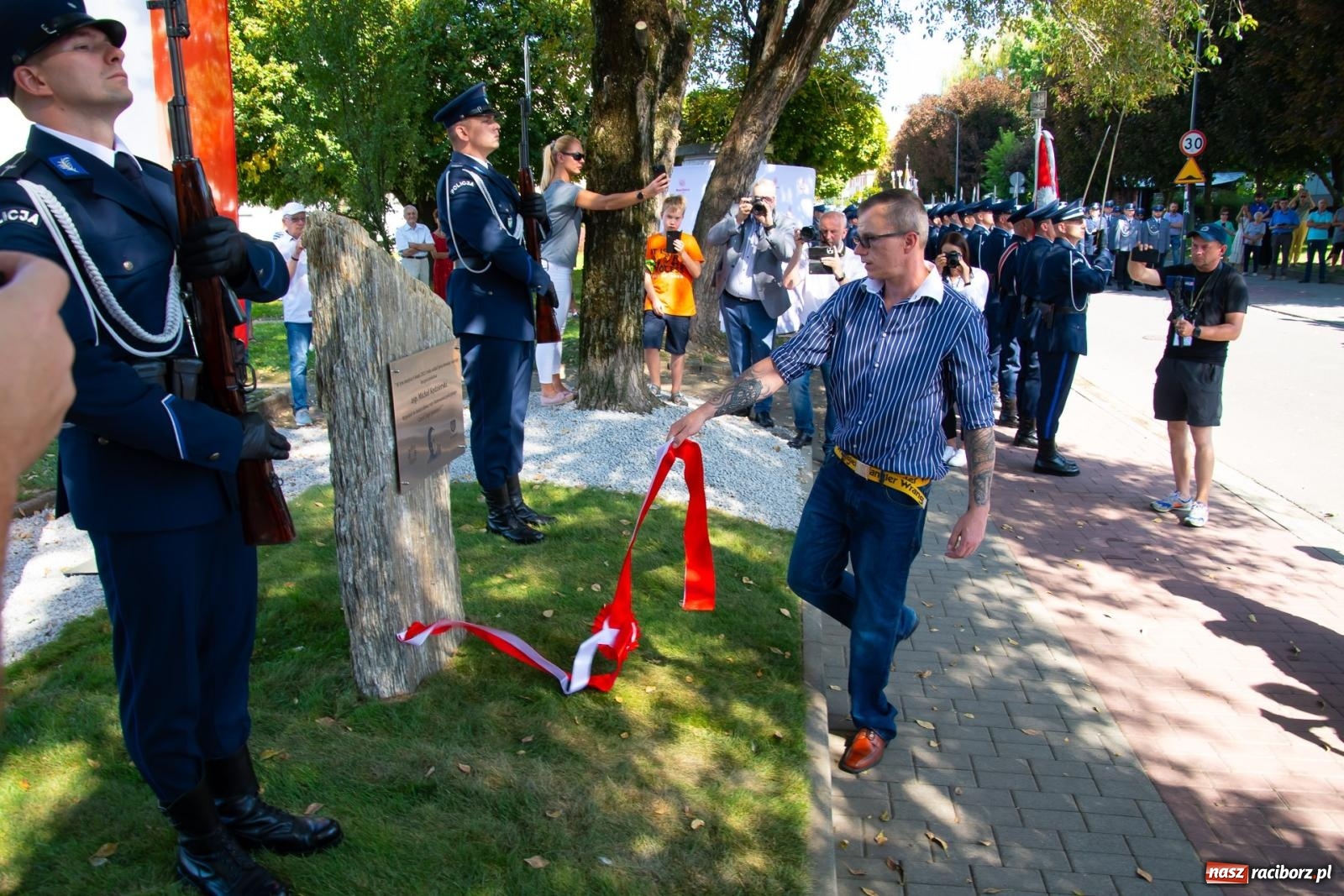 Zdjęcie w galerii na portalu naszraciborz.pl: Odsłonięto obelisk upamiętniający śp. aspiranta Michała Kędzierskiego [FOTO i WIDEO] wiadomości z regionu