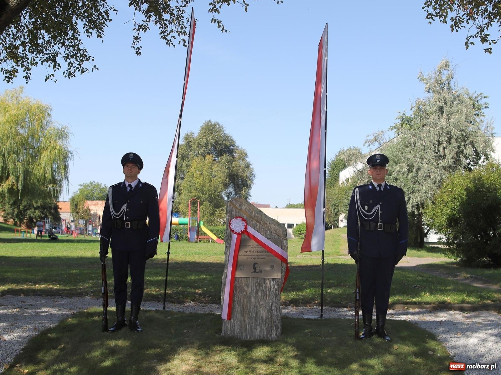 Zdjęcie w galerii na portalu naszraciborz.pl: Odsłonięto obelisk upamiętniający śp. aspiranta Michała Kędzierskiego [FOTO i WIDEO] wiadomości z regionu