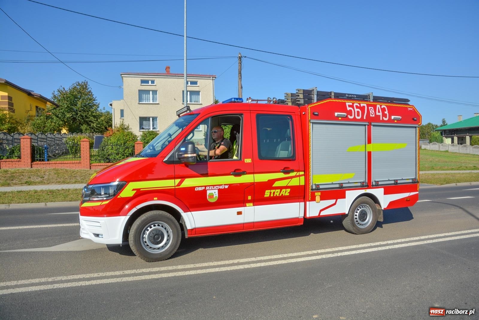 Zdjęcie w galerii na portalu naszraciborz.pl: Korowód na długim dystansie. Dożynki w Rzuchowie [FOTO i WIDEO] wiadomości z regionu
