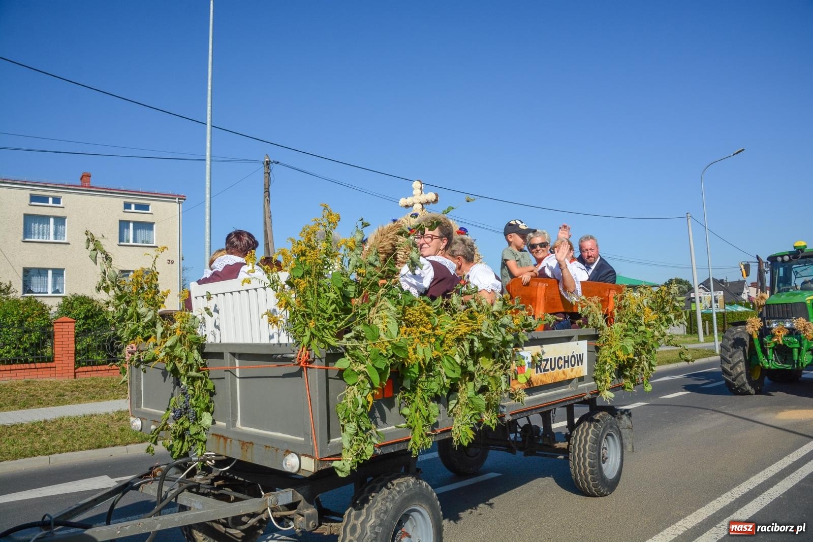 Zdjęcie w galerii na portalu naszraciborz.pl: Korowód na długim dystansie. Dożynki w Rzuchowie [FOTO i WIDEO] wiadomości z regionu