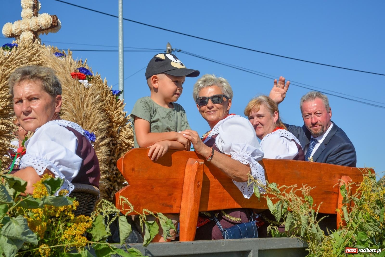 Zdjęcie w galerii na portalu naszraciborz.pl: Korowód na długim dystansie. Dożynki w Rzuchowie [FOTO i WIDEO] wiadomości z regionu