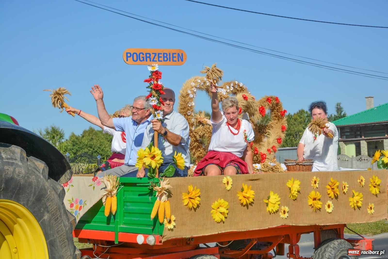 Zdjęcie w galerii na portalu naszraciborz.pl: Korowód na długim dystansie. Dożynki w Rzuchowie [FOTO i WIDEO] wiadomości z regionu