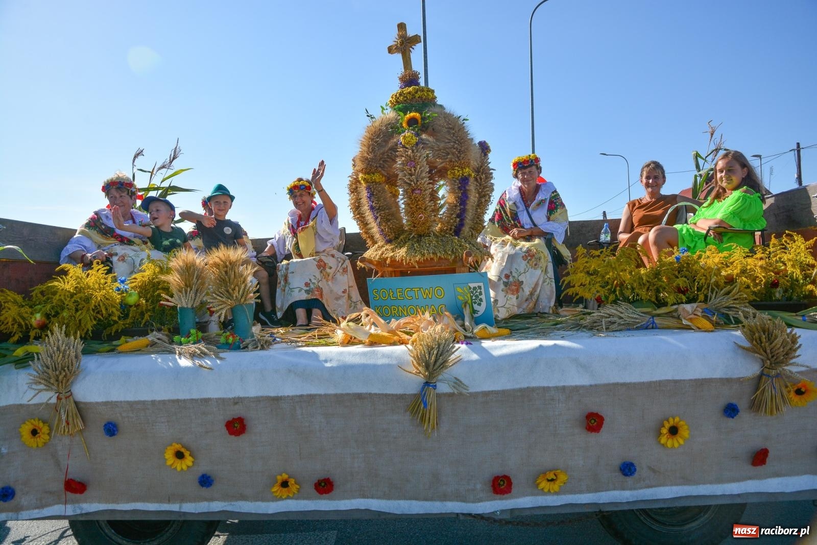 Zdjęcie w galerii na portalu naszraciborz.pl: Korowód na długim dystansie. Dożynki w Rzuchowie [FOTO i WIDEO] wiadomości z regionu
