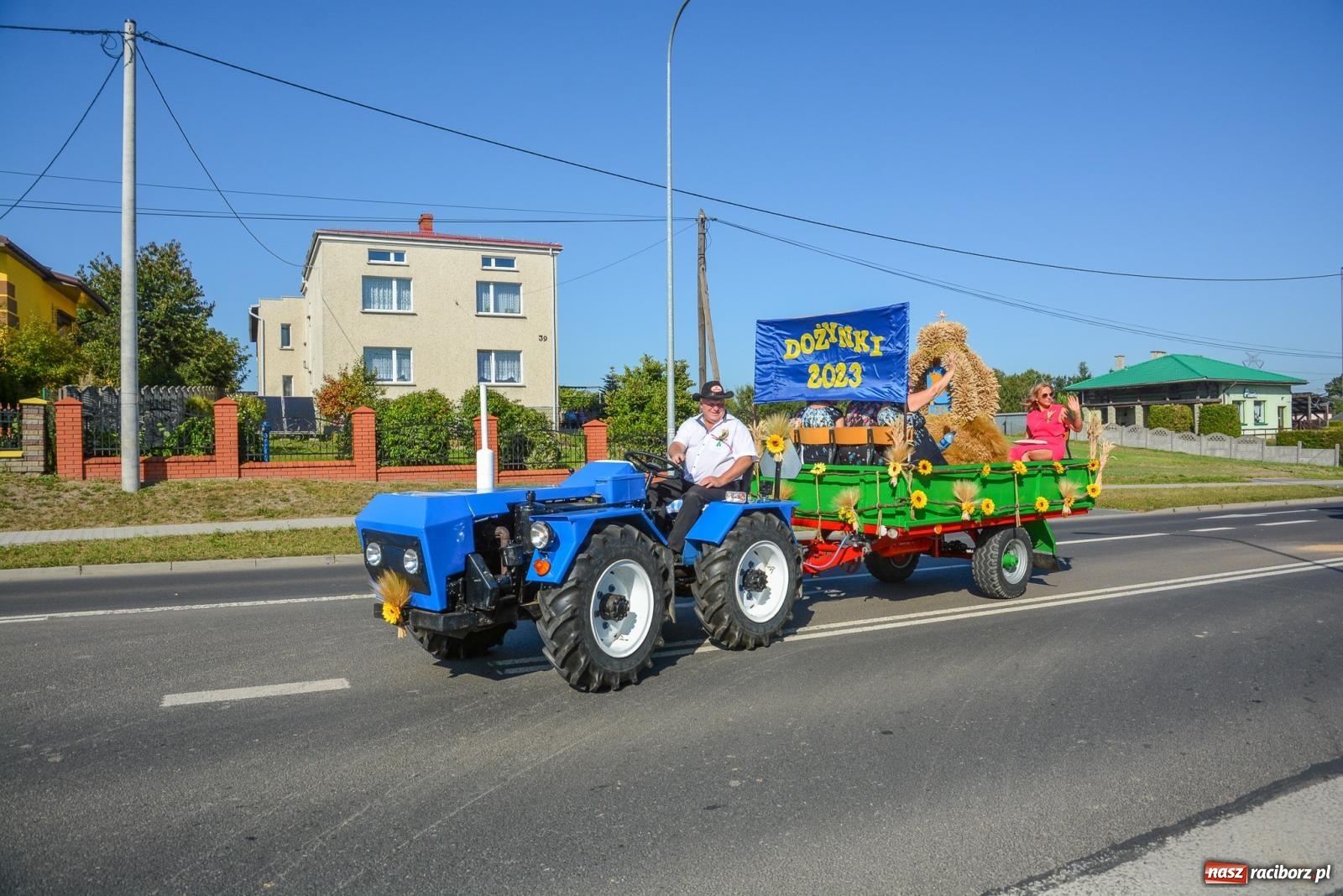 Zdjęcie w galerii na portalu naszraciborz.pl: Korowód na długim dystansie. Dożynki w Rzuchowie [FOTO i WIDEO] wiadomości z regionu