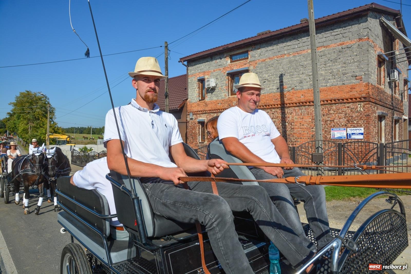 Zdjęcie w galerii na portalu naszraciborz.pl: Korowód na długim dystansie. Dożynki w Rzuchowie [FOTO i WIDEO] wiadomości z regionu
