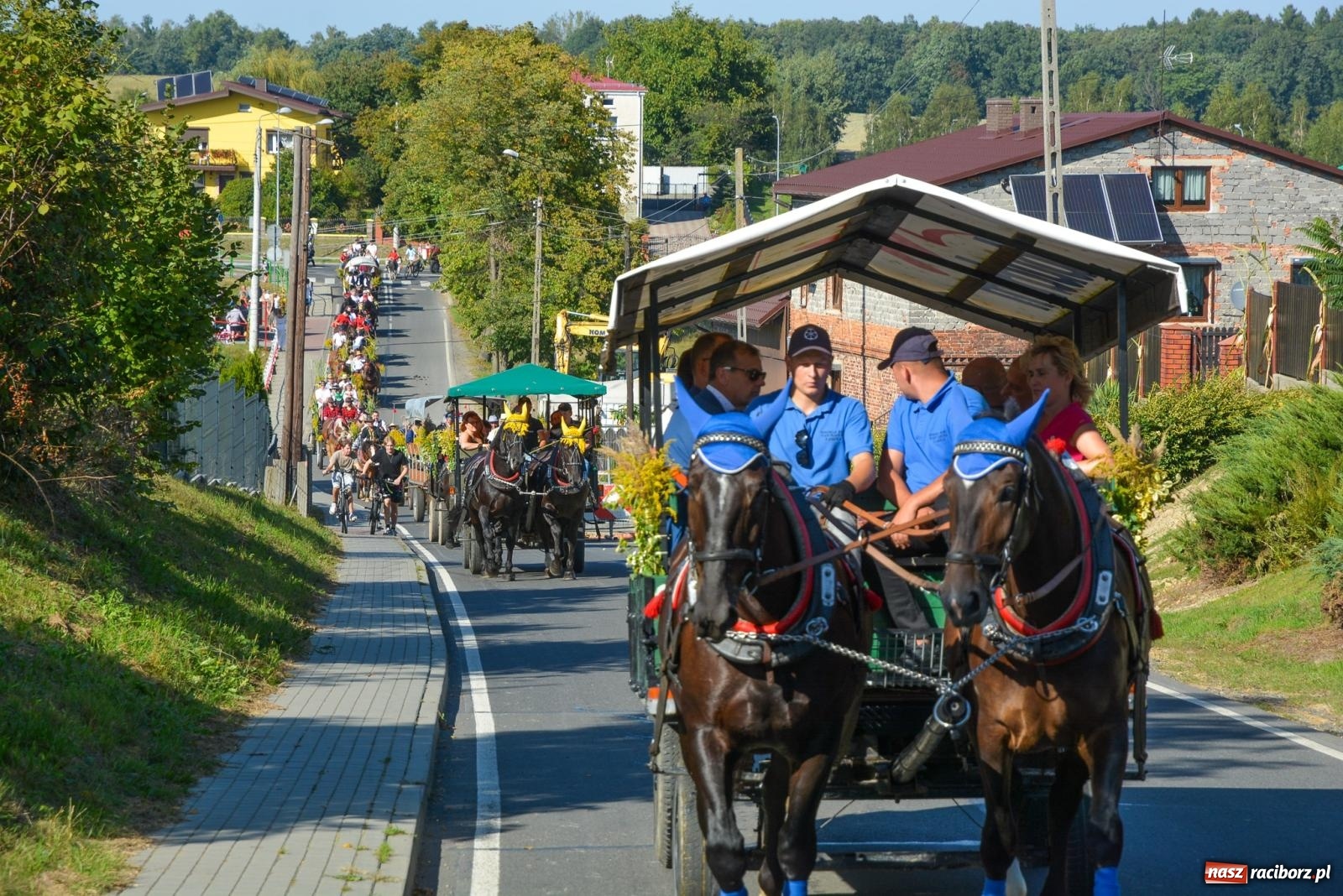 Zdjęcie w galerii na portalu naszraciborz.pl: Korowód na długim dystansie. Dożynki w Rzuchowie [FOTO i WIDEO] wiadomości z regionu