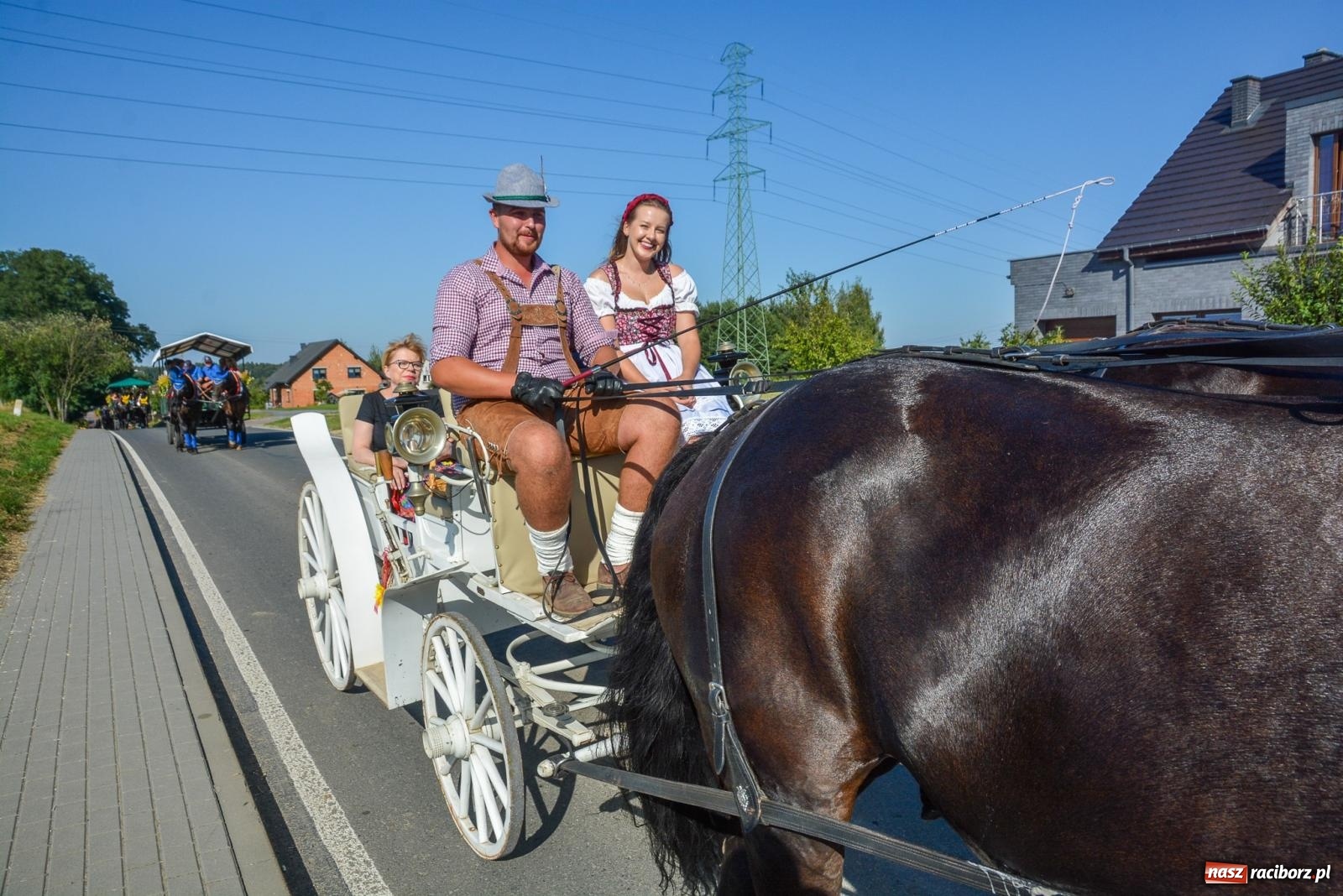 Zdjęcie w galerii na portalu naszraciborz.pl: Korowód na długim dystansie. Dożynki w Rzuchowie [FOTO i WIDEO] wiadomości z regionu