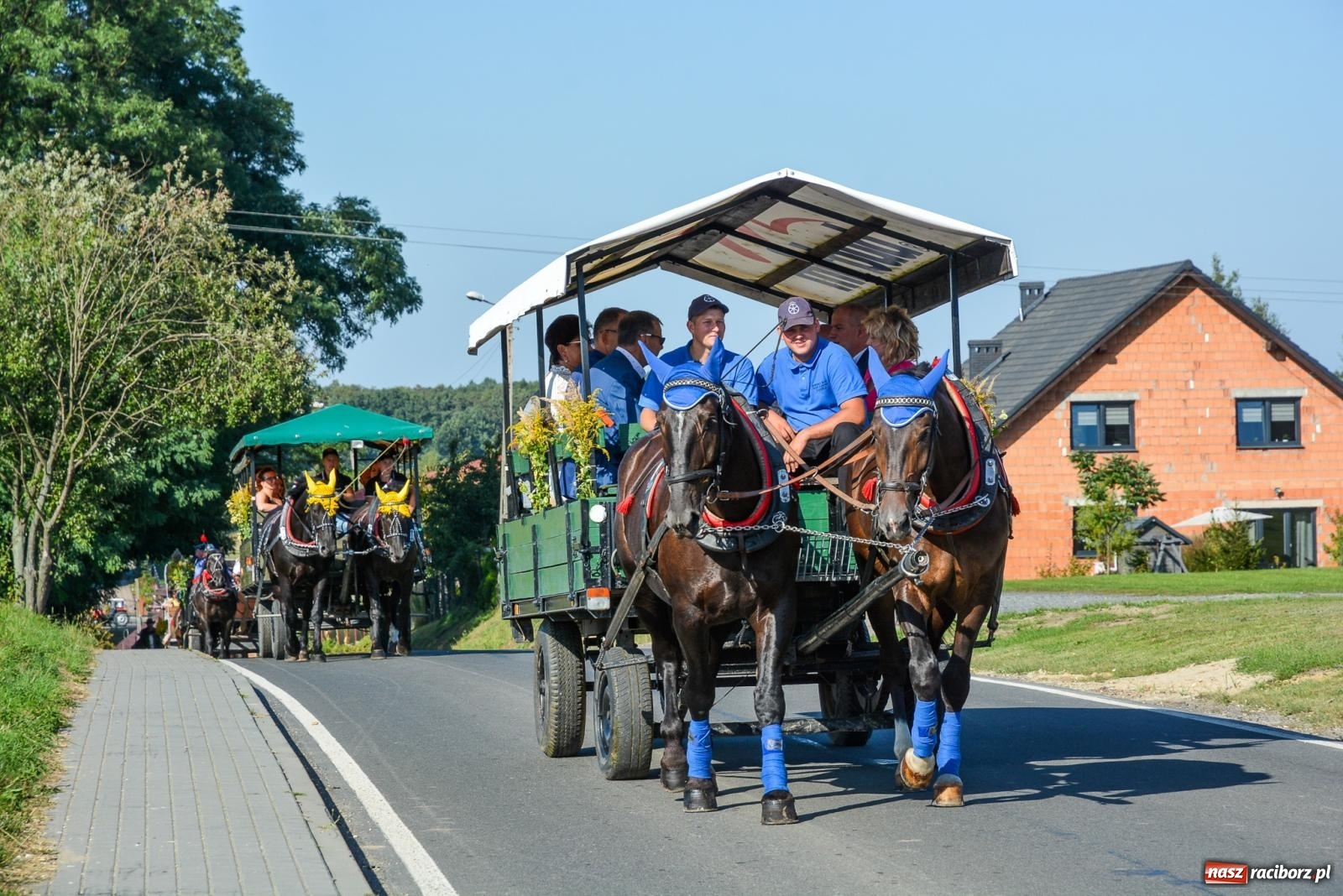 Zdjęcie w galerii na portalu naszraciborz.pl: Korowód na długim dystansie. Dożynki w Rzuchowie [FOTO i WIDEO] wiadomości z regionu