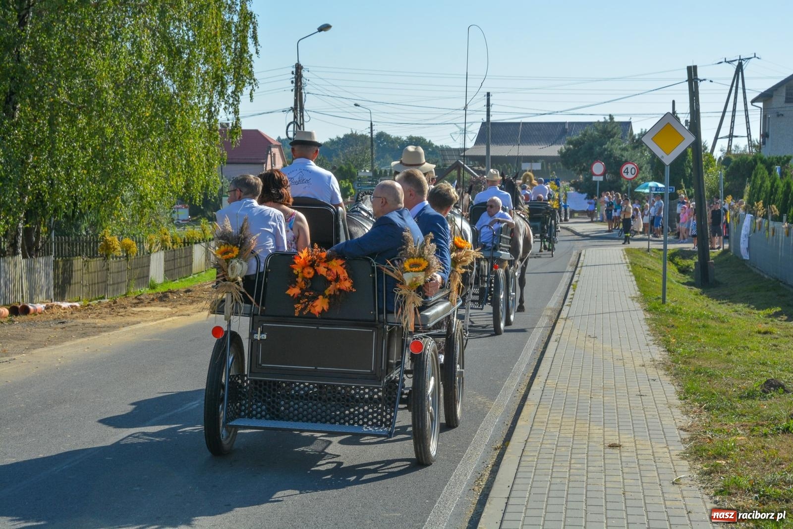 Zdjęcie w galerii na portalu naszraciborz.pl: Korowód na długim dystansie. Dożynki w Rzuchowie [FOTO i WIDEO] wiadomości z regionu