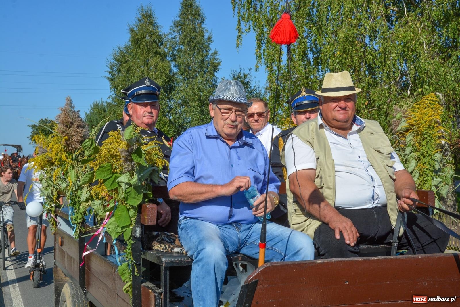 Zdjęcie w galerii na portalu naszraciborz.pl: Korowód na długim dystansie. Dożynki w Rzuchowie [FOTO i WIDEO] wiadomości z regionu