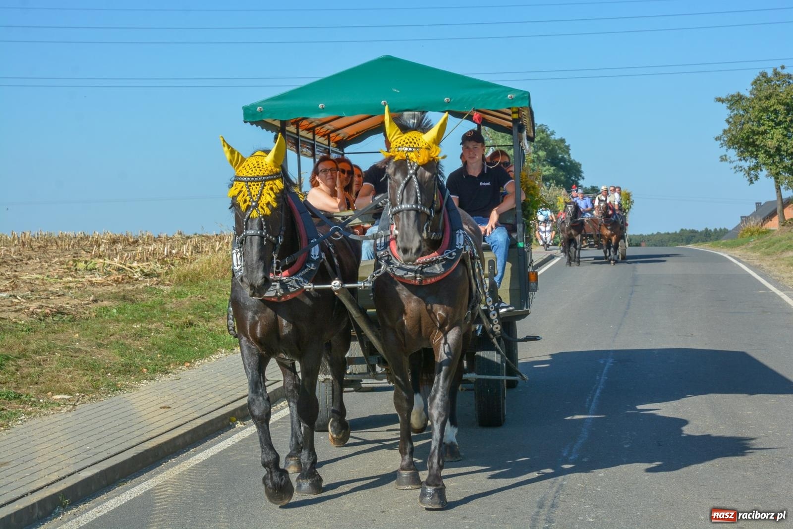 Zdjęcie w galerii na portalu naszraciborz.pl: Korowód na długim dystansie. Dożynki w Rzuchowie [FOTO i WIDEO] wiadomości z regionu