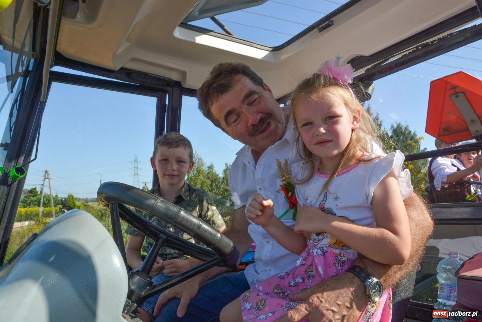 Zdjęcie w galerii na portalu naszraciborz.pl: Korowód na długim dystansie. Dożynki w Rzuchowie [FOTO i WIDEO] wiadomości z regionu