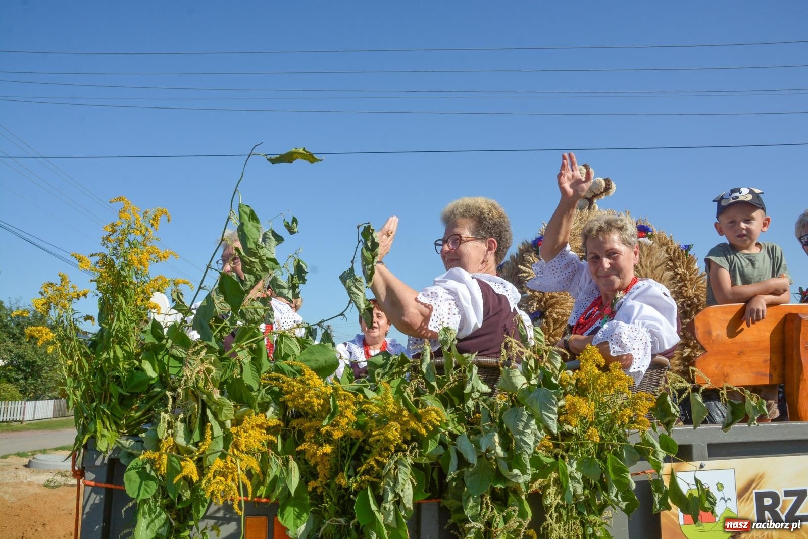 Zdjęcie w galerii na portalu naszraciborz.pl: Korowód na długim dystansie. Dożynki w Rzuchowie [FOTO i WIDEO] wiadomości z regionu