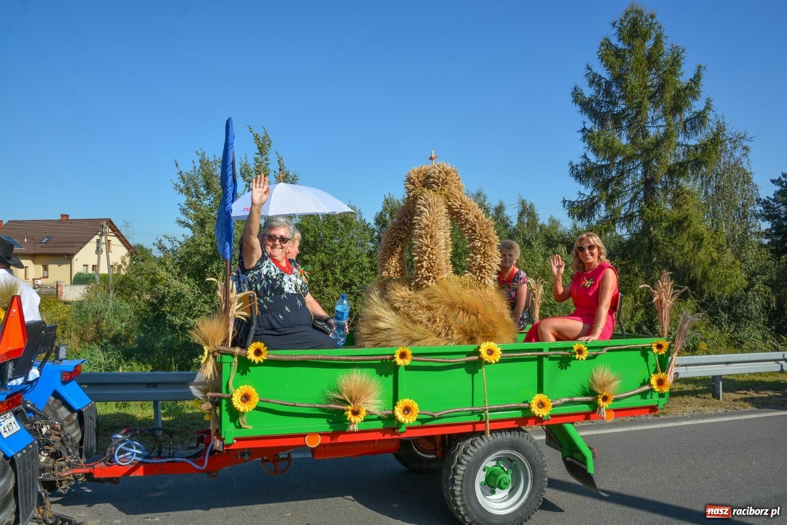 Zdjęcie w galerii na portalu naszraciborz.pl: Korowód na długim dystansie. Dożynki w Rzuchowie [FOTO i WIDEO] wiadomości z regionu