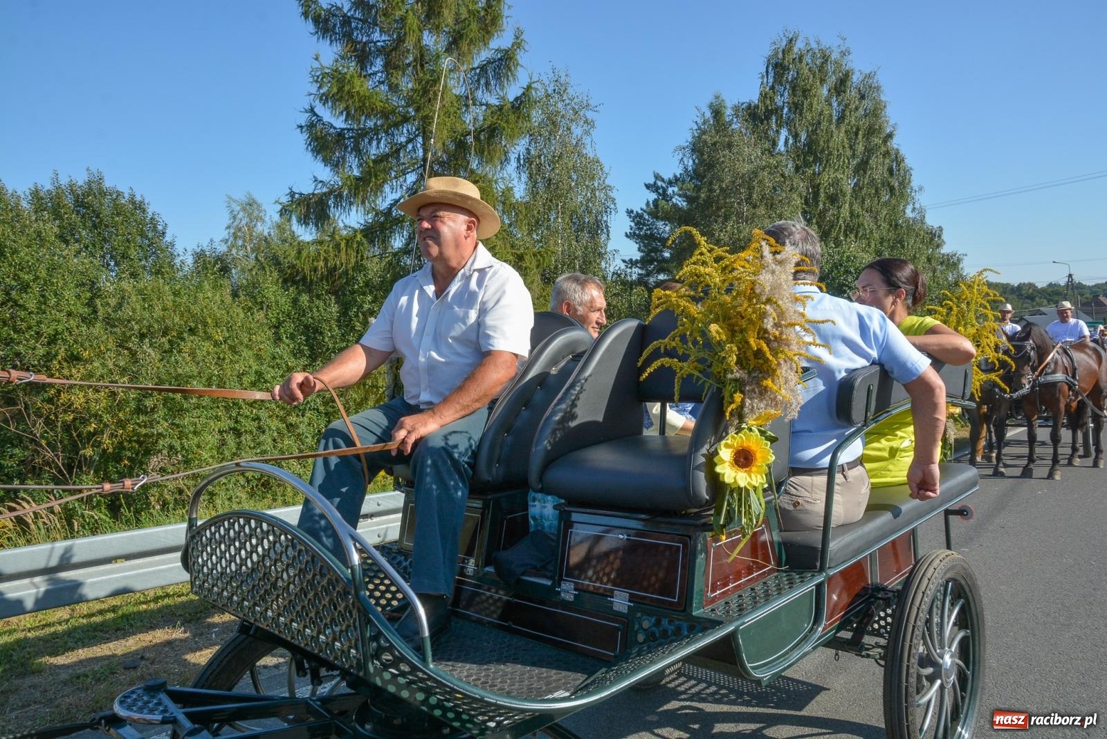 Zdjęcie w galerii na portalu naszraciborz.pl: Korowód na długim dystansie. Dożynki w Rzuchowie [FOTO i WIDEO] wiadomości z regionu
