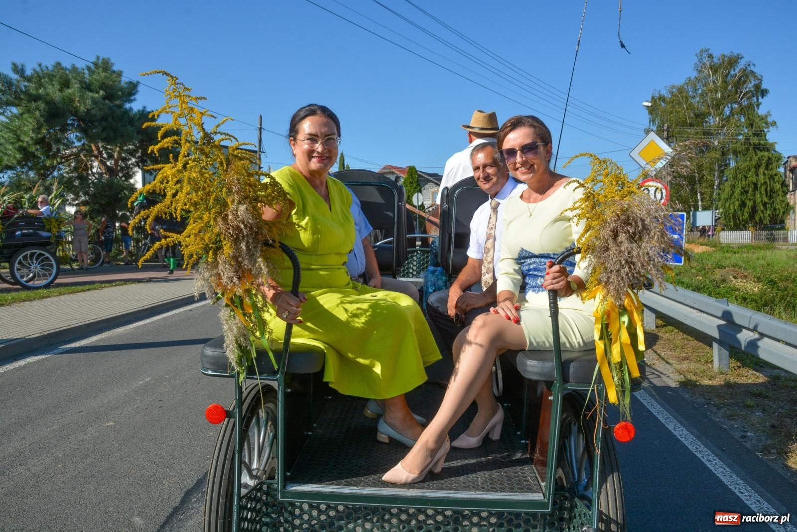 Zdjęcie w galerii na portalu naszraciborz.pl: Korowód na długim dystansie. Dożynki w Rzuchowie [FOTO i WIDEO] wiadomości z regionu