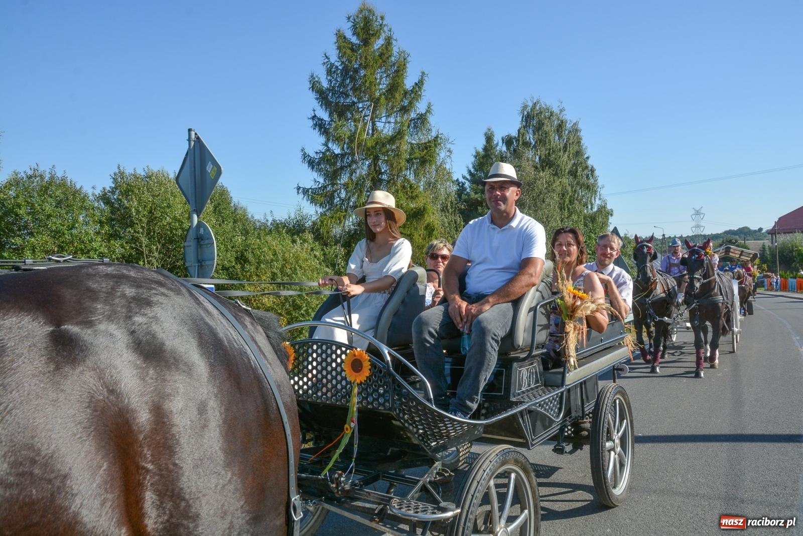 Zdjęcie w galerii na portalu naszraciborz.pl: Korowód na długim dystansie. Dożynki w Rzuchowie [FOTO i WIDEO] wiadomości z regionu