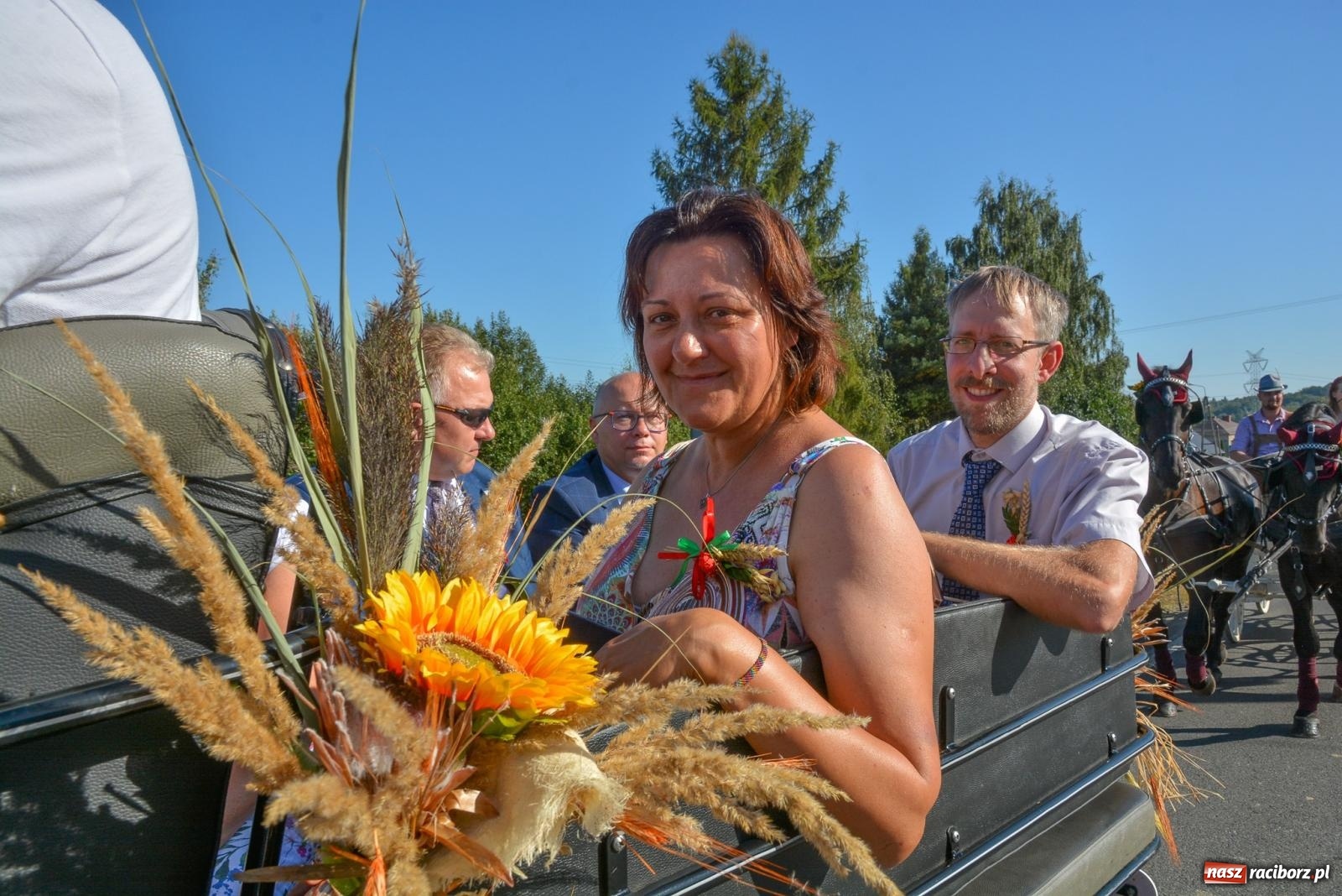 Zdjęcie w galerii na portalu naszraciborz.pl: Korowód na długim dystansie. Dożynki w Rzuchowie [FOTO i WIDEO] wiadomości z regionu