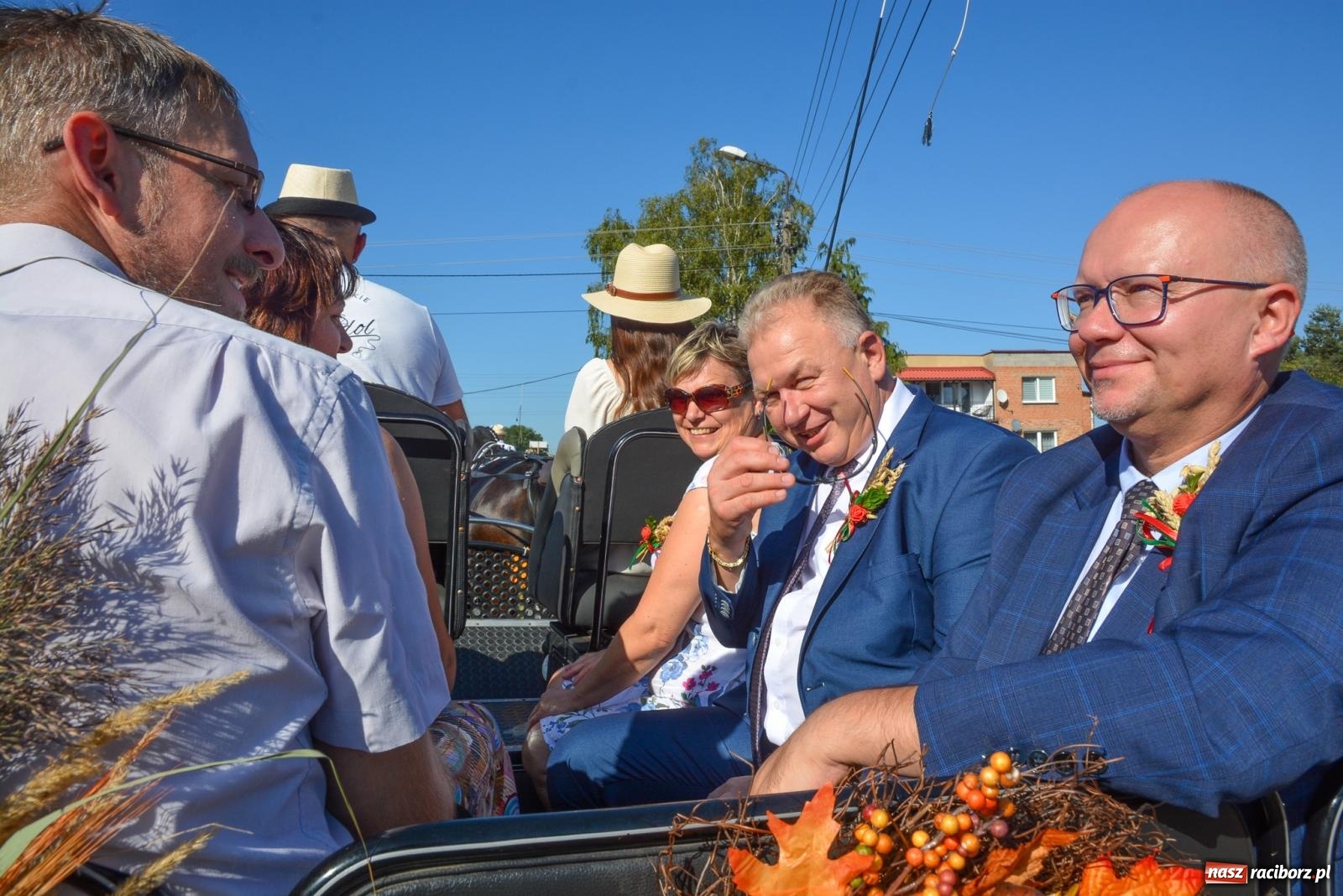 Zdjęcie w galerii na portalu naszraciborz.pl: Korowód na długim dystansie. Dożynki w Rzuchowie [FOTO i WIDEO] wiadomości z regionu