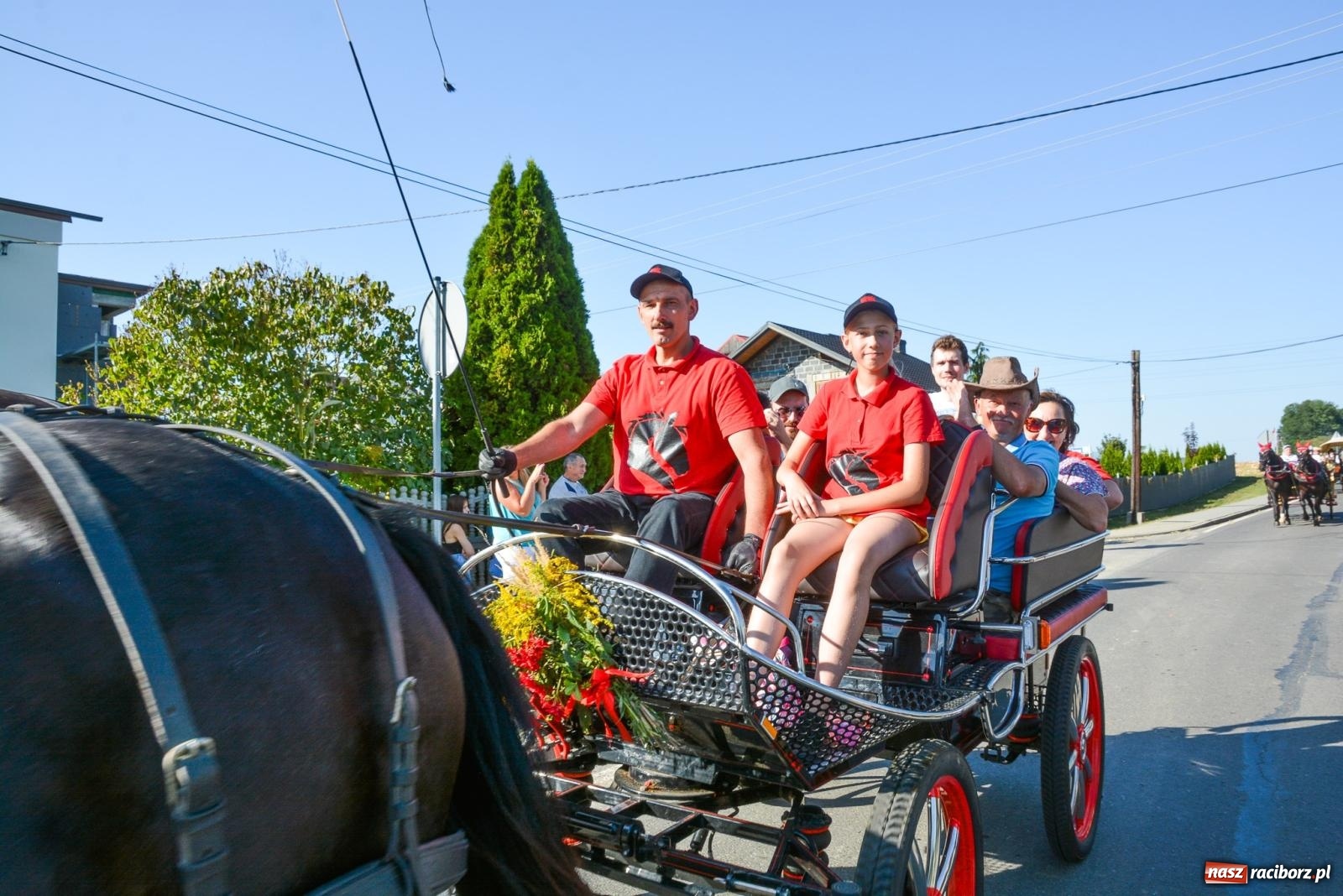 Zdjęcie w galerii na portalu naszraciborz.pl: Korowód na długim dystansie. Dożynki w Rzuchowie [FOTO i WIDEO] wiadomości z regionu